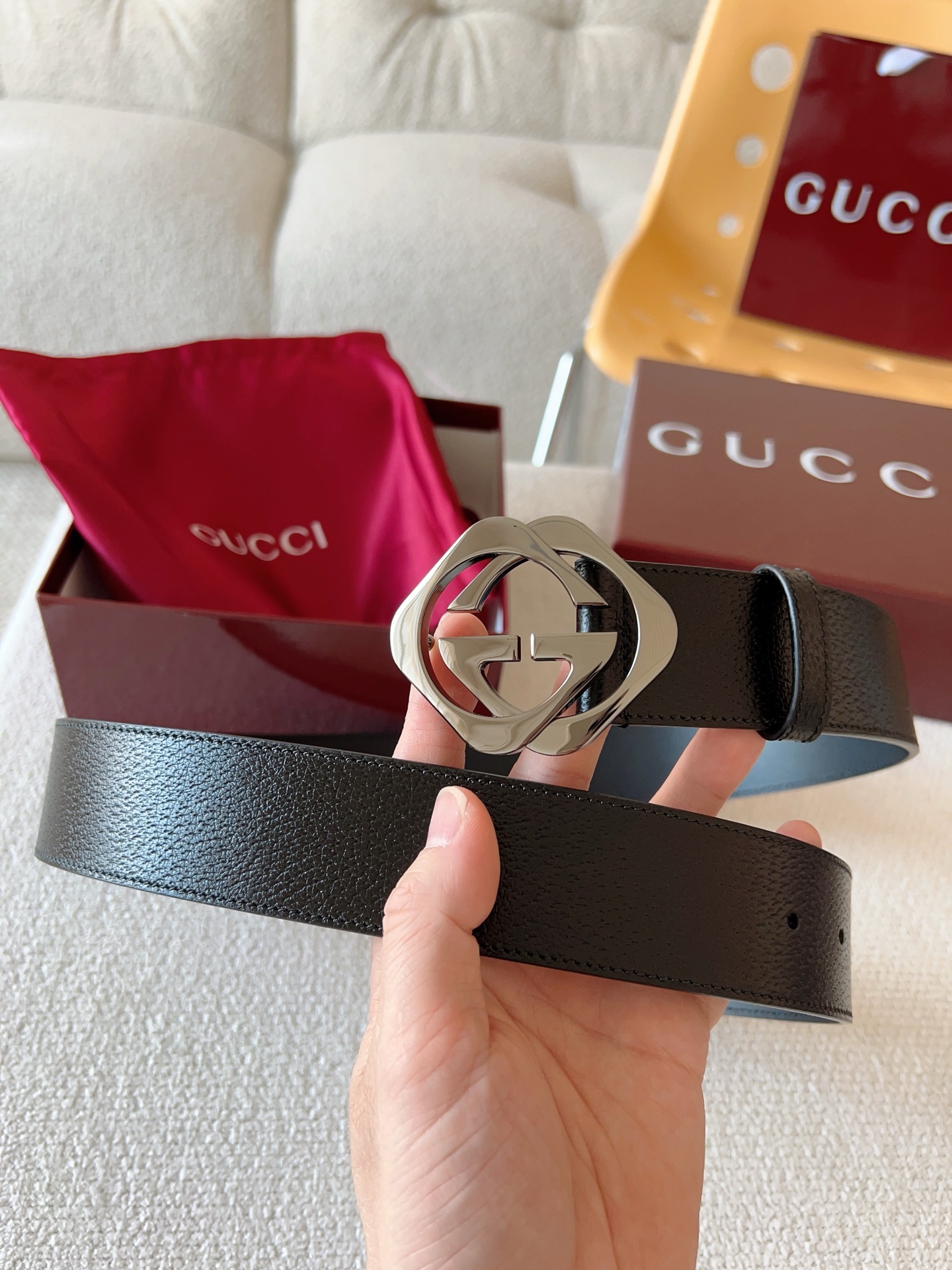  GUCCI 小牛皮腰带采用热压制作，以获得野猪皮效果，营造织纹外观。饰以棱形双 G 带扣。本款腰带适用