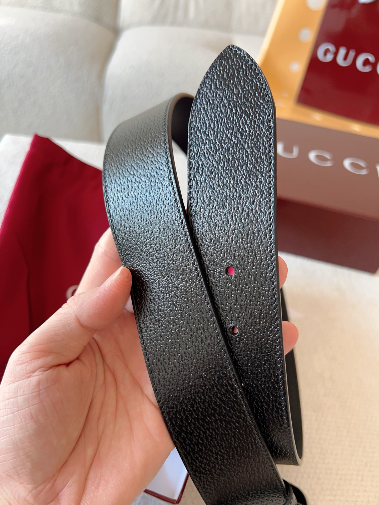  GUCCI 小牛皮腰带采用热压制作，以获得野猪皮效果，营造织纹外观。饰以棱形双 G 带扣。本款腰带适用