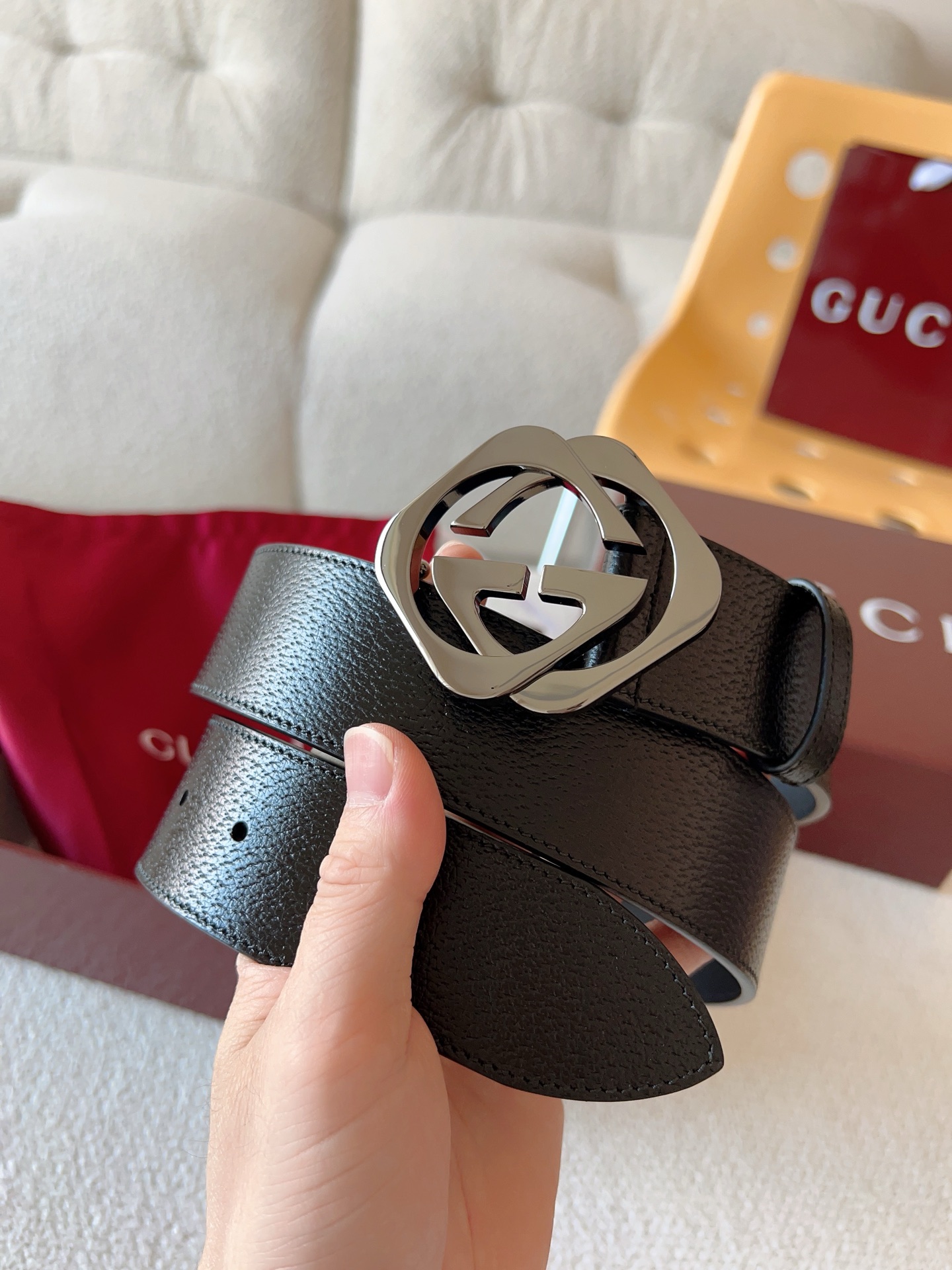  GUCCI 小牛皮腰带采用热压制作，以获得野猪皮效果，营造织纹外观。饰以棱形双 G 带扣。本款腰带适用