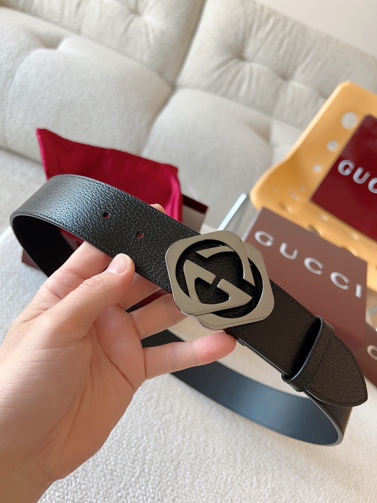  GUCCI 小牛皮腰带采用热压制作，以获得野猪皮效果，营造织纹外观。饰以棱形双 G 带扣。本款腰带适用