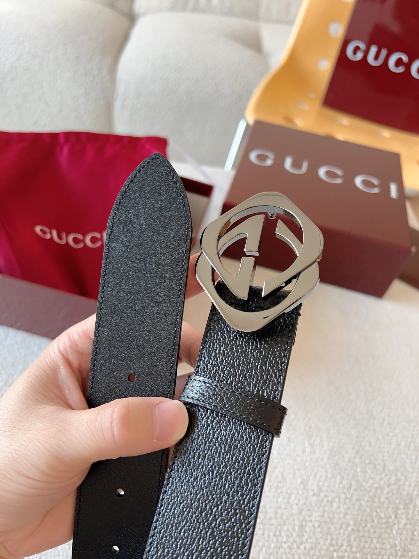  GUCCI 小牛皮腰带采用热压制作，以获得野猪皮效果，营造织纹外观。饰以棱形双 G 带扣。本款腰带适用