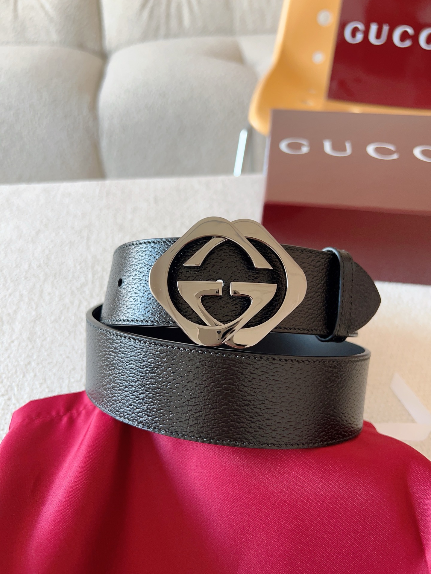  GUCCI 小牛皮腰带采用热压制作，以获得野猪皮效果，营造织纹外观。饰以棱形双 G 带扣。本款腰带适用
