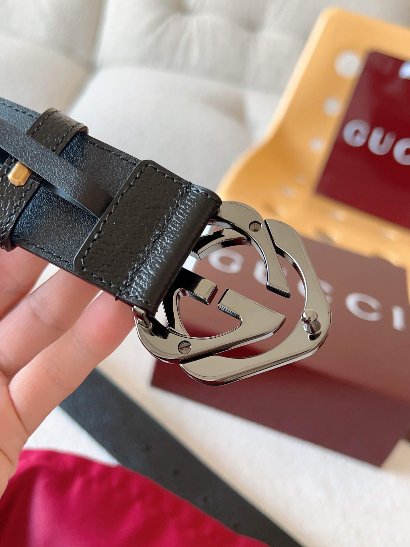  GUCCI 小牛皮腰带采用热压制作，以获得野猪皮效果，营造织纹外观。饰以棱形双 G 带扣。本款腰带适用