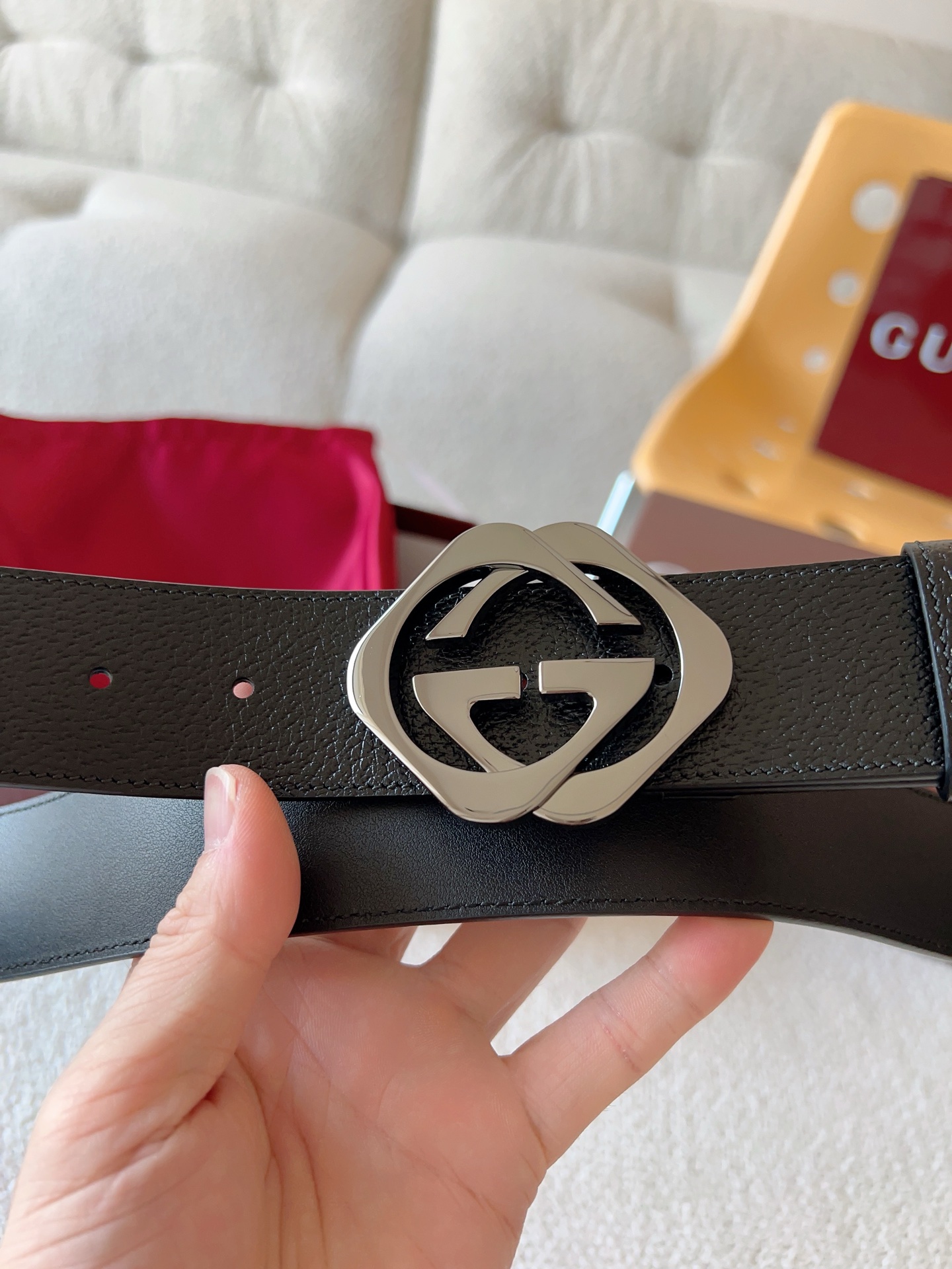  GUCCI 小牛皮腰带采用热压制作，以获得野猪皮效果，营造织纹外观。饰以棱形双 G 带扣。本款腰带适用