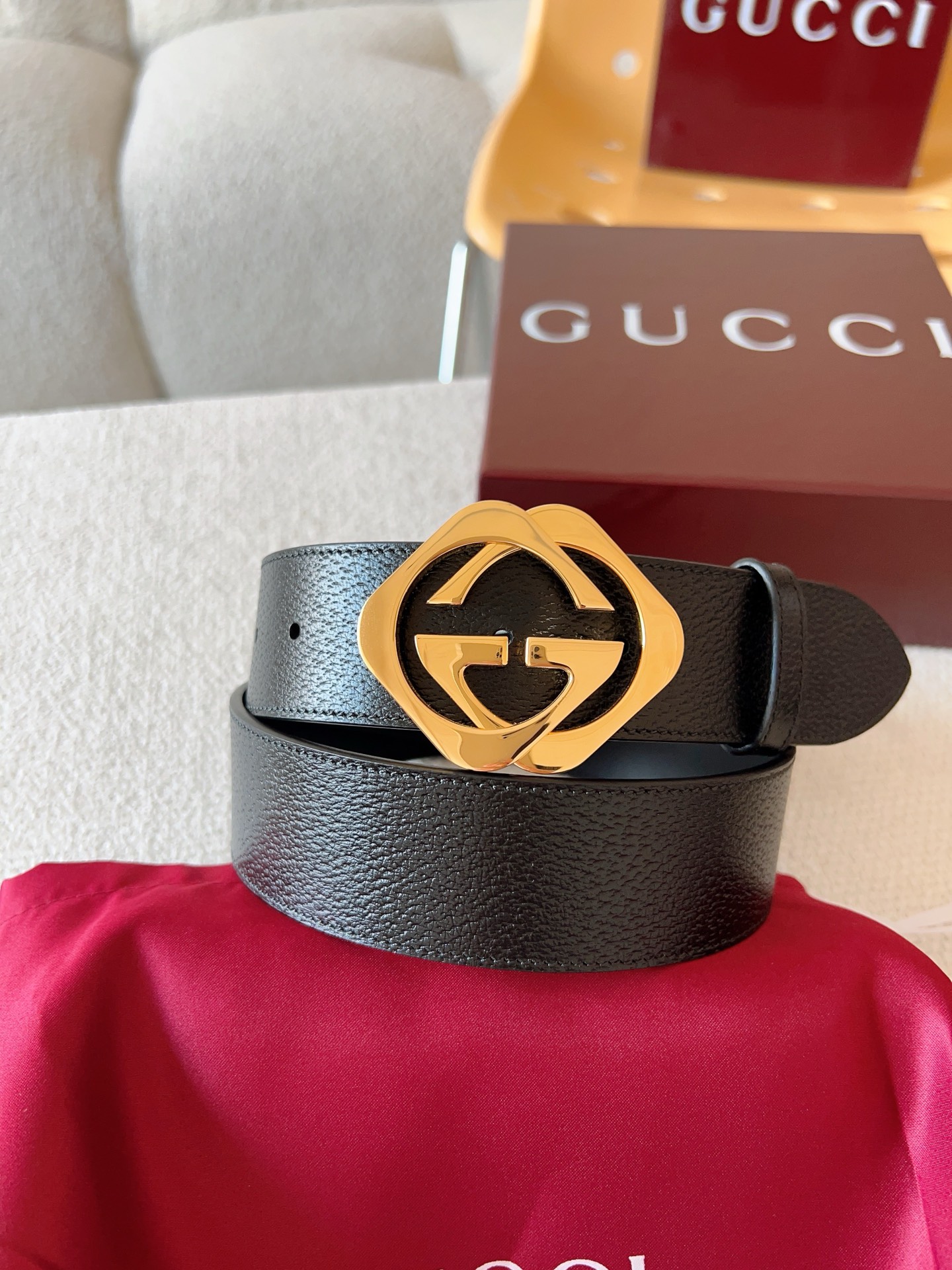  GUCCI 小牛皮腰带采用热压制作，以获得野猪皮效果，营造织纹外观。饰以棱形双 G 带扣。本款腰带适用