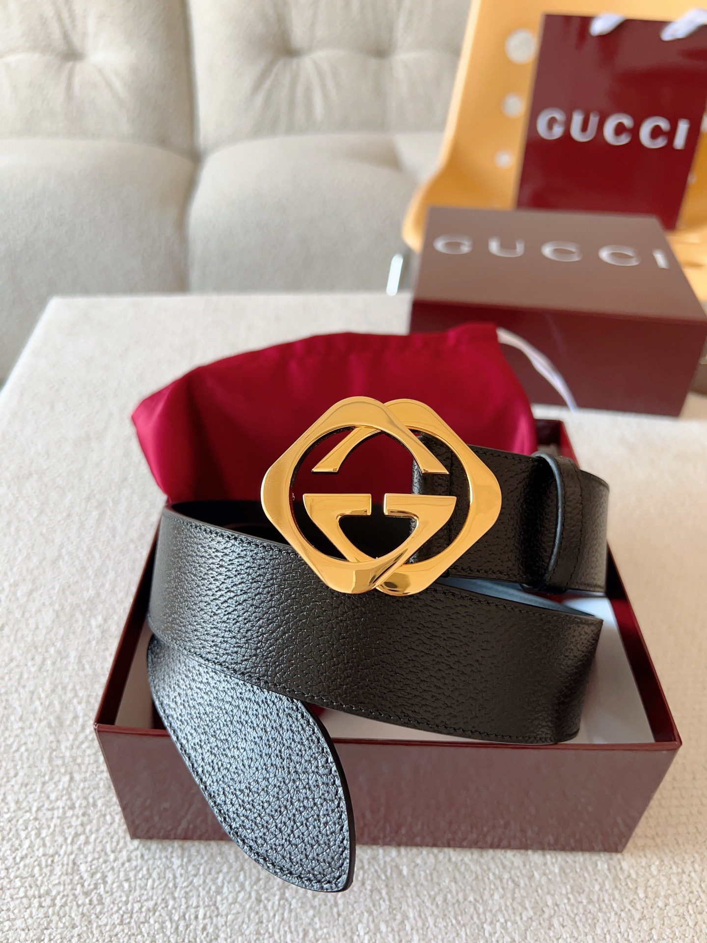  GUCCI 小牛皮腰带采用热压制作，以获得野猪皮效果，营造织纹外观。饰以棱形双 G 带扣。本款腰带适用