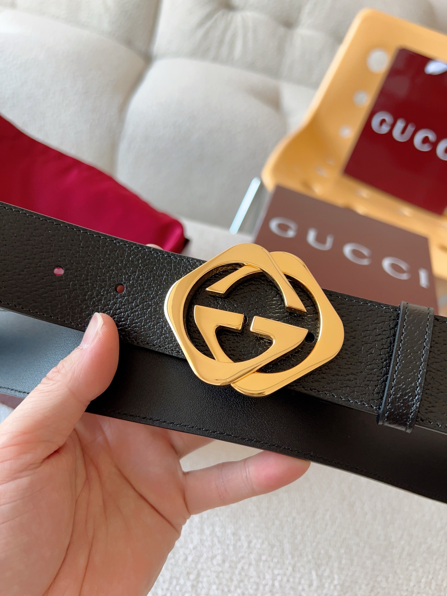  GUCCI 小牛皮腰带采用热压制作，以获得野猪皮效果，营造织纹外观。饰以棱形双 G 带扣。本款腰带适用