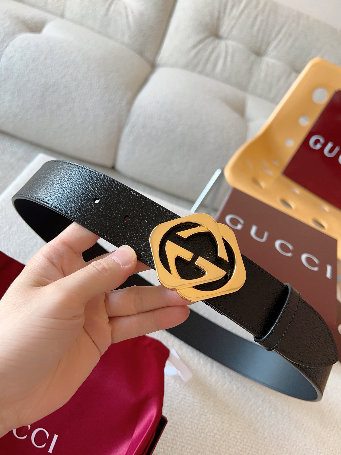  GUCCI 小牛皮腰带采用热压制作，以获得野猪皮效果，营造织纹外观。饰以棱形双 G 带扣。本款腰带适用