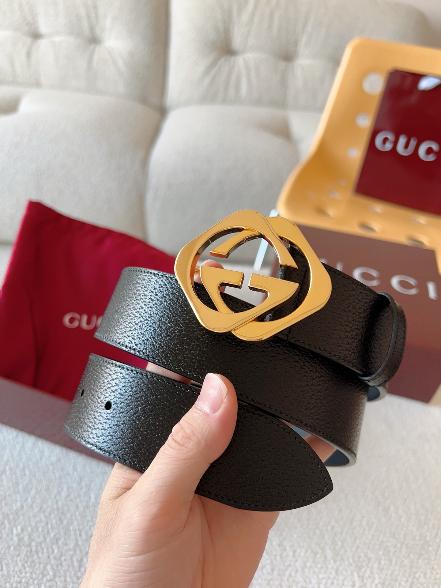  GUCCI 小牛皮腰带采用热压制作，以获得野猪皮效果，营造织纹外观。饰以棱形双 G 带扣。本款腰带适用