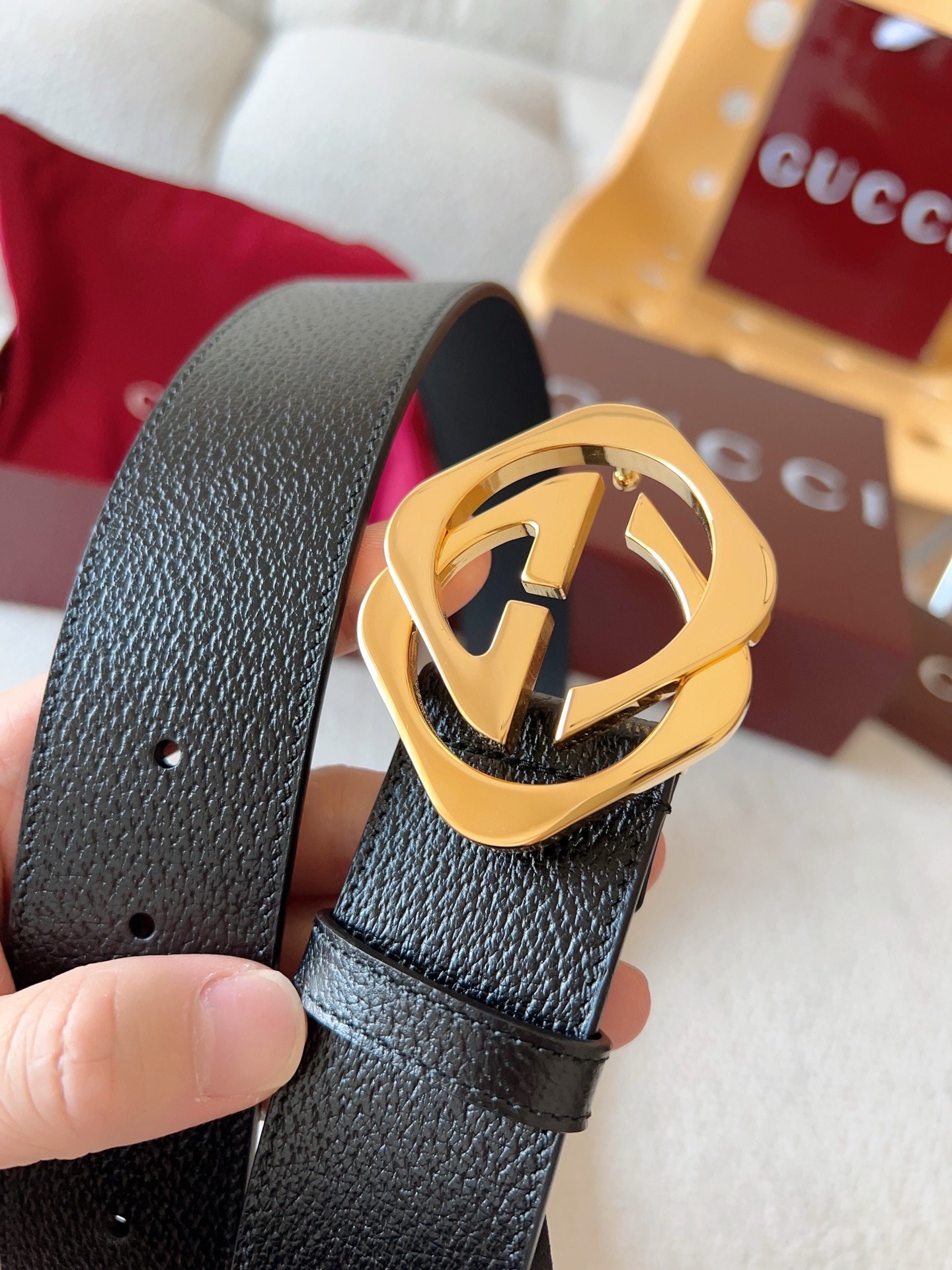  GUCCI 小牛皮腰带采用热压制作，以获得野猪皮效果，营造织纹外观。饰以棱形双 G 带扣。本款腰带适用
