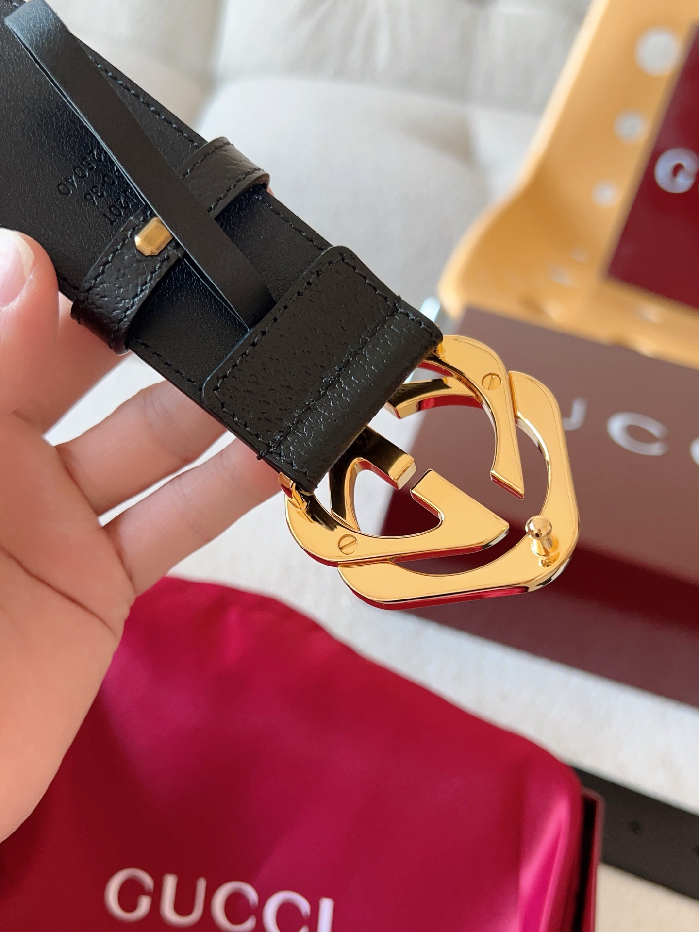  GUCCI 小牛皮腰带采用热压制作，以获得野猪皮效果，营造织纹外观。饰以棱形双 G 带扣。本款腰带适用
