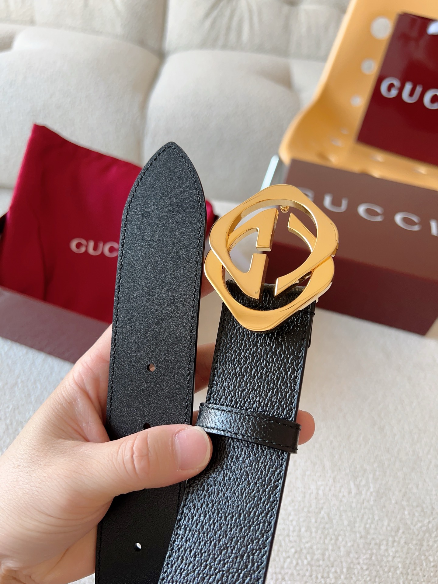  GUCCI 小牛皮腰带采用热压制作，以获得野猪皮效果，营造织纹外观。饰以棱形双 G 带扣。本款腰带适用