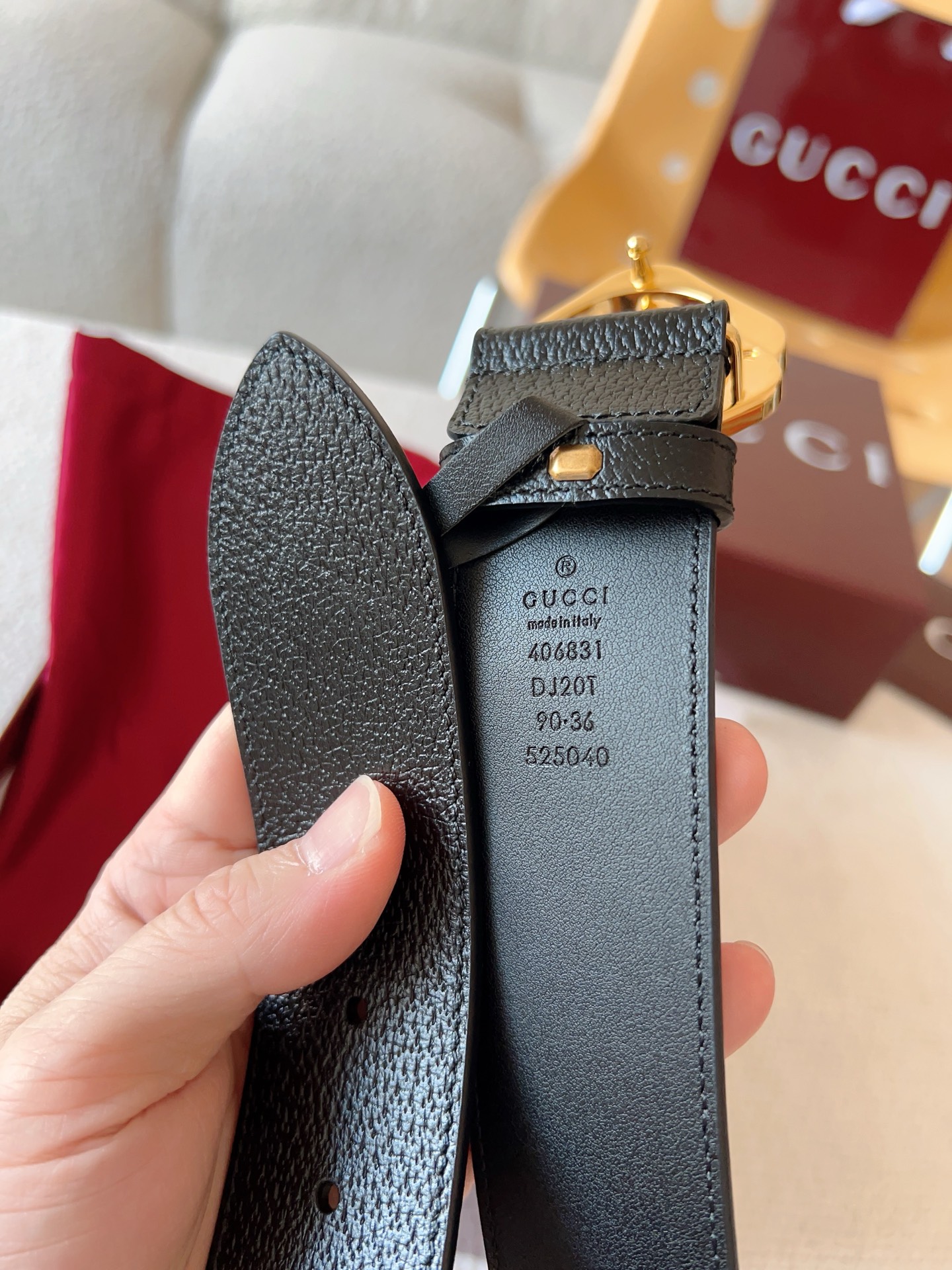  GUCCI 小牛皮腰带采用热压制作，以获得野猪皮效果，营造织纹外观。饰以棱形双 G 带扣。本款腰带适用