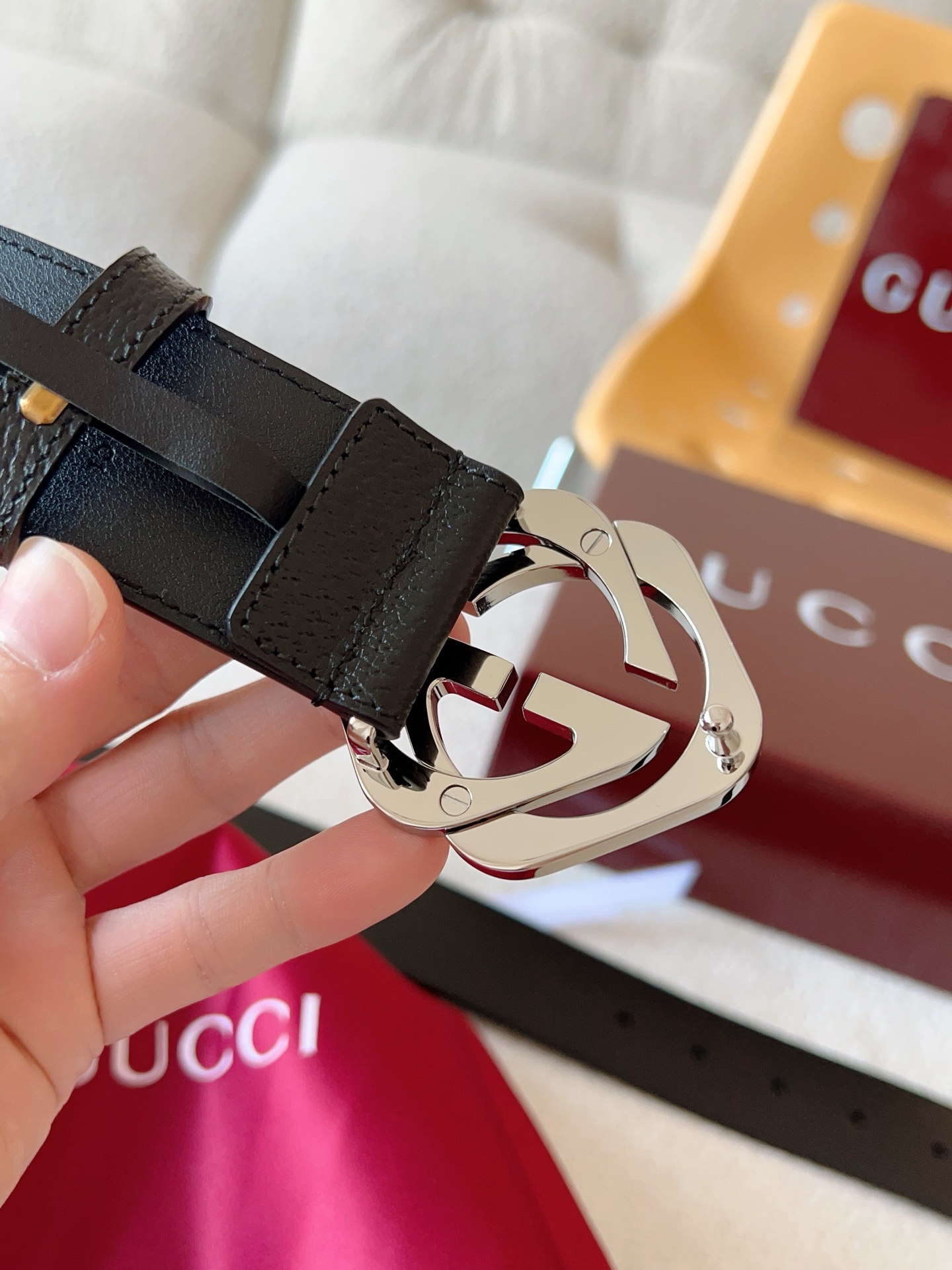  GUCCI 小牛皮腰带采用热压制作，以获得野猪皮效果，营造织纹外观。饰以棱形双 G 带扣。本款腰带适用