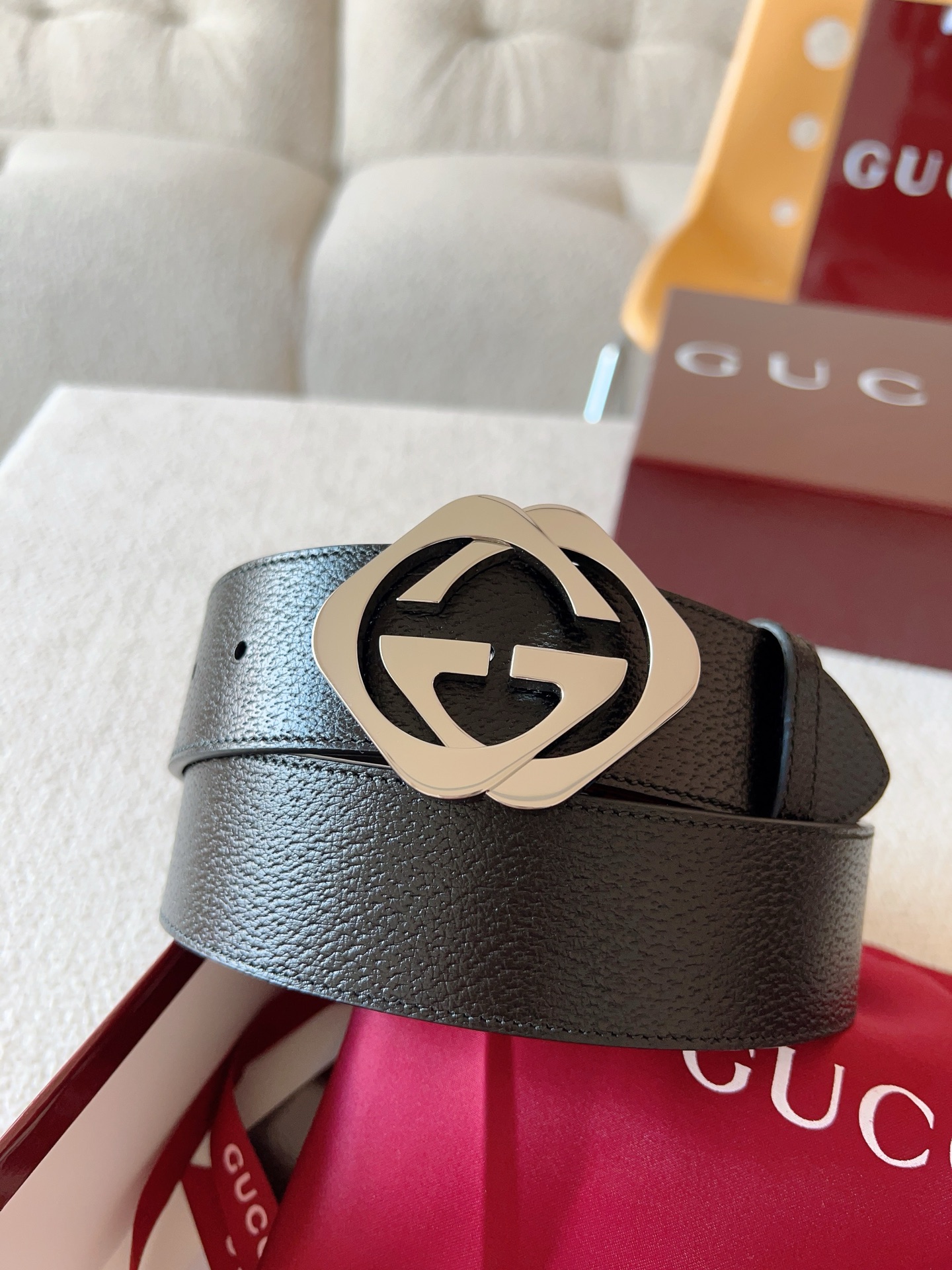  GUCCI 小牛皮腰带采用热压制作，以获得野猪皮效果，营造织纹外观。饰以棱形双 G 带扣。本款腰带适用