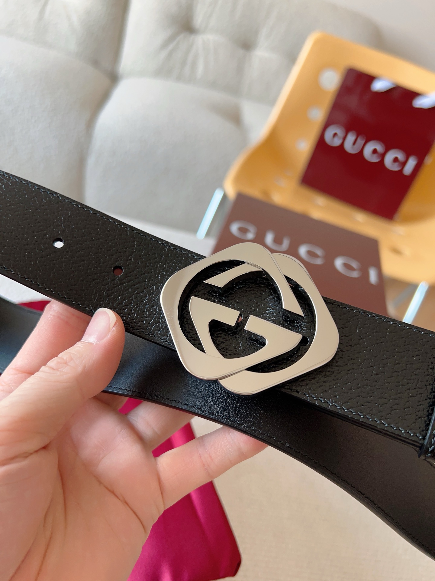  GUCCI 小牛皮腰带采用热压制作，以获得野猪皮效果，营造织纹外观。饰以棱形双 G 带扣。本款腰带适用