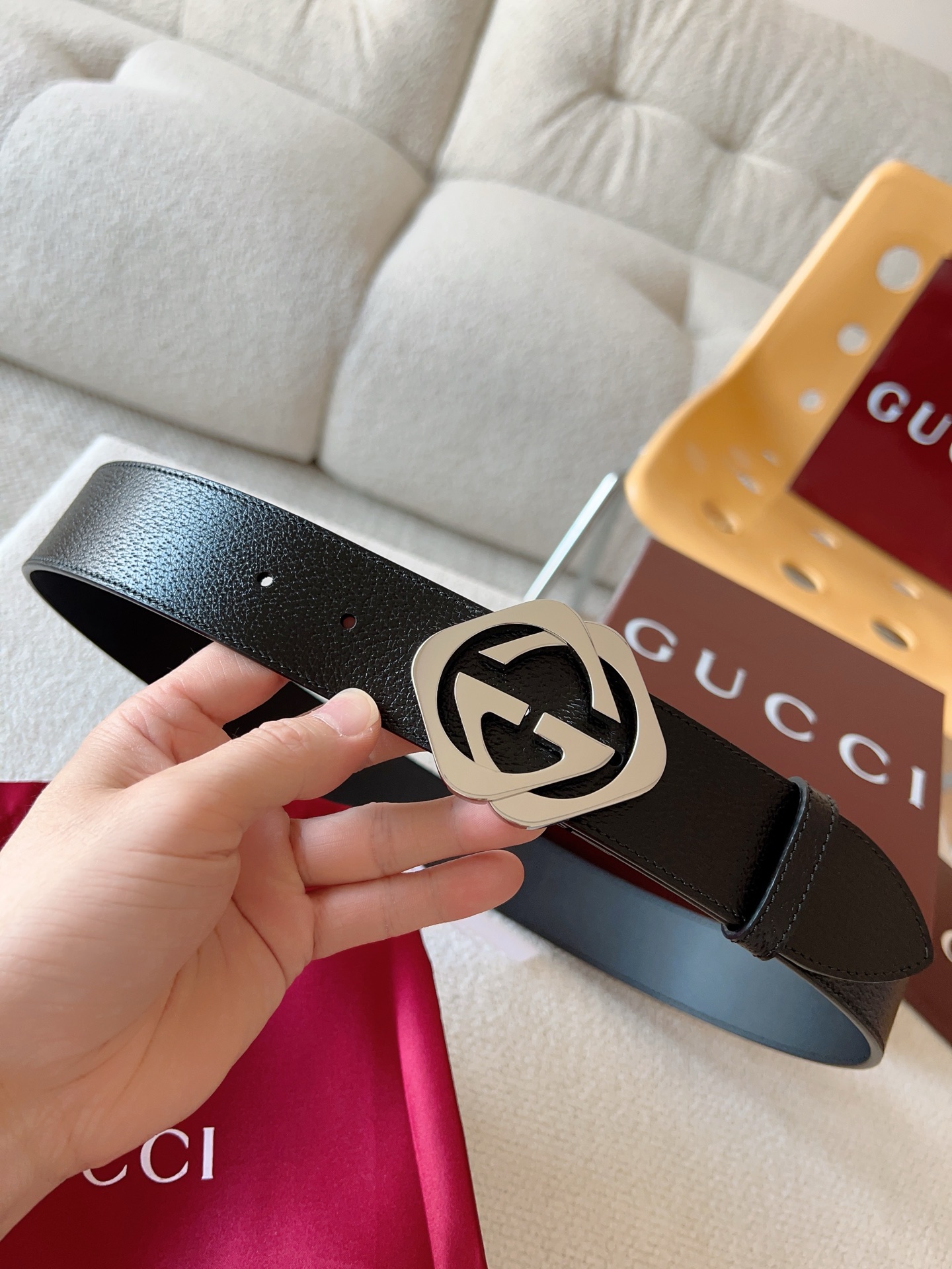  GUCCI 小牛皮腰带采用热压制作，以获得野猪皮效果，营造织纹外观。饰以棱形双 G 带扣。本款腰带适用