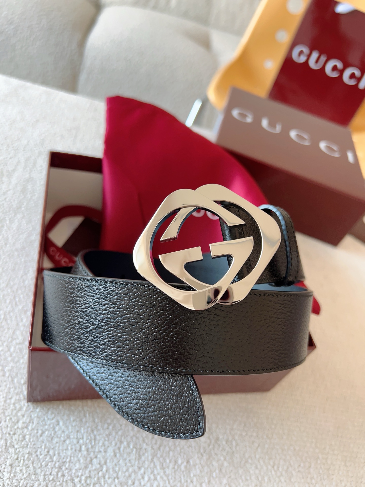  GUCCI 小牛皮腰带采用热压制作，以获得野猪皮效果，营造织纹外观。饰以棱形双 G 带扣。本款腰带适用
