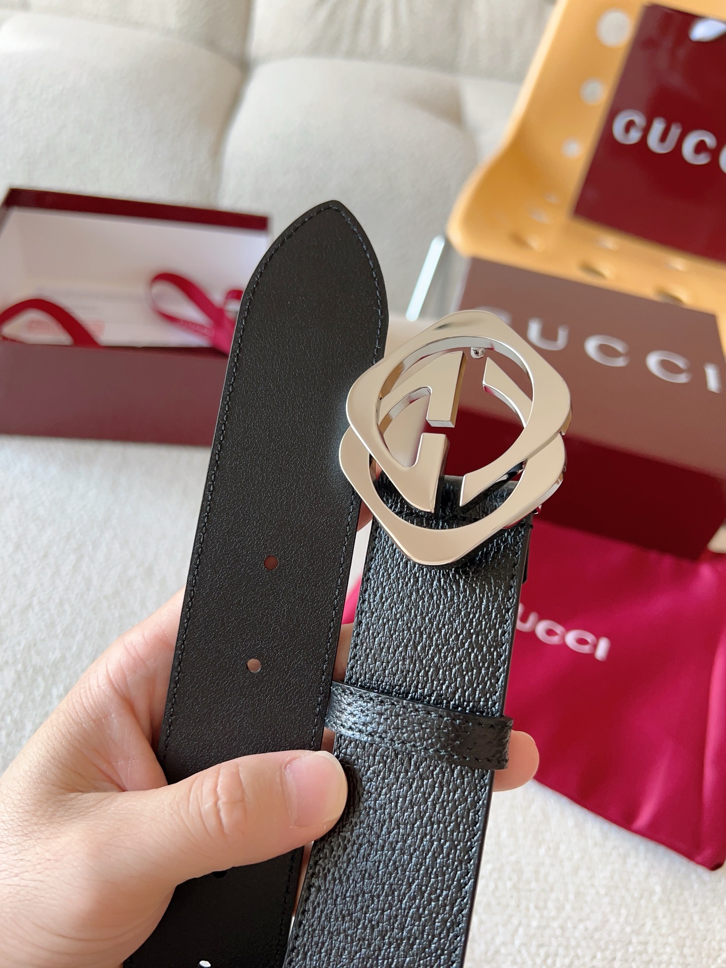  GUCCI 小牛皮腰带采用热压制作，以获得野猪皮效果，营造织纹外观。饰以棱形双 G 带扣。本款腰带适用