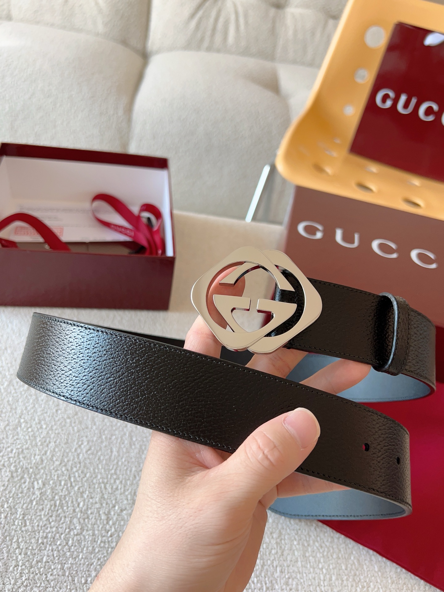  GUCCI 小牛皮腰带采用热压制作，以获得野猪皮效果，营造织纹外观。饰以棱形双 G 带扣。本款腰带适用