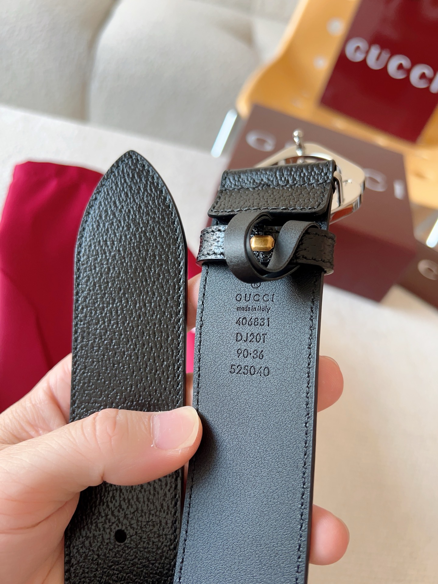  GUCCI 小牛皮腰带采用热压制作，以获得野猪皮效果，营造织纹外观。饰以棱形双 G 带扣。本款腰带适用