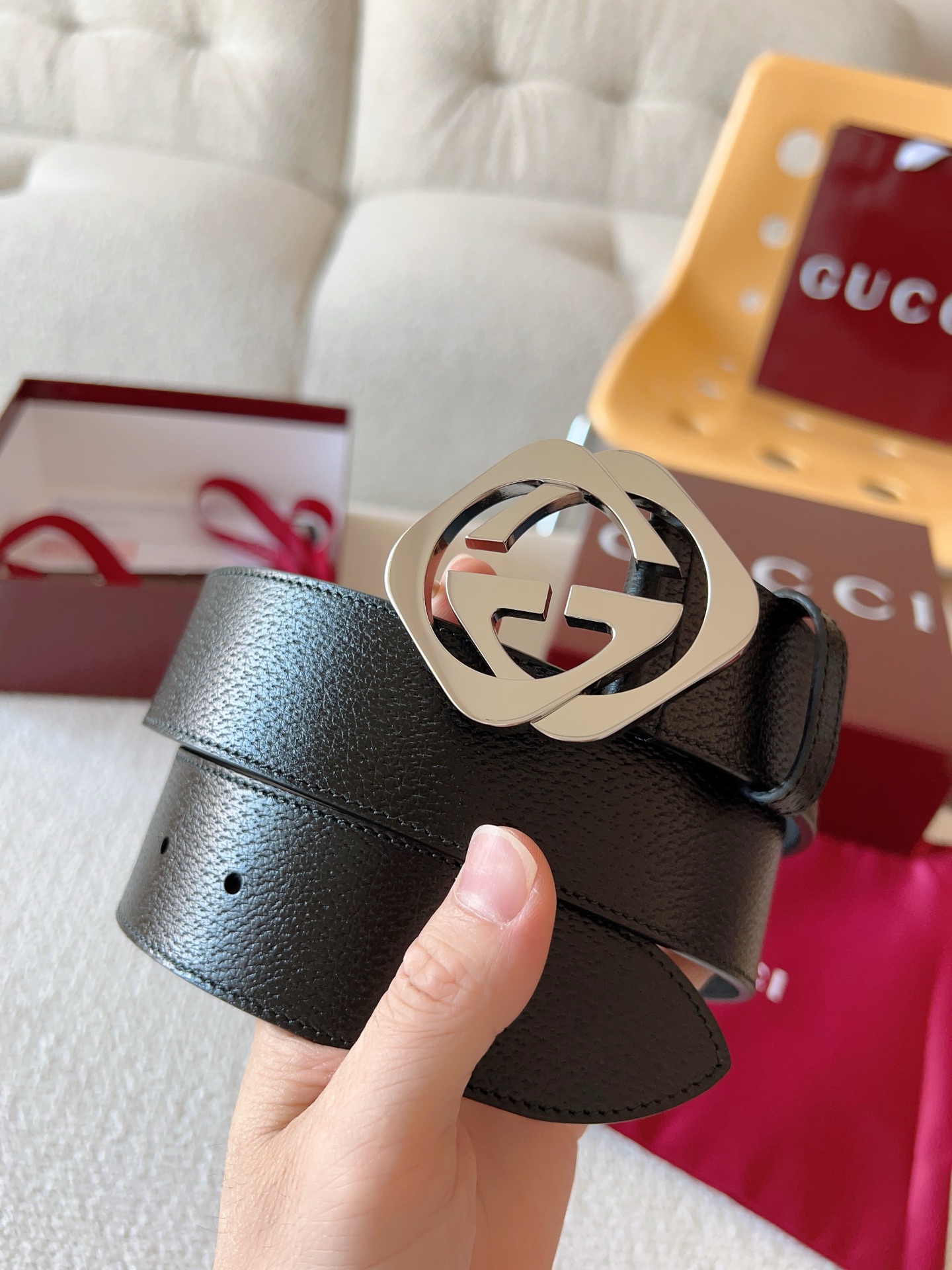  GUCCI 小牛皮腰带采用热压制作，以获得野猪皮效果，营造织纹外观。饰以棱形双 G 带扣。本款腰带适用