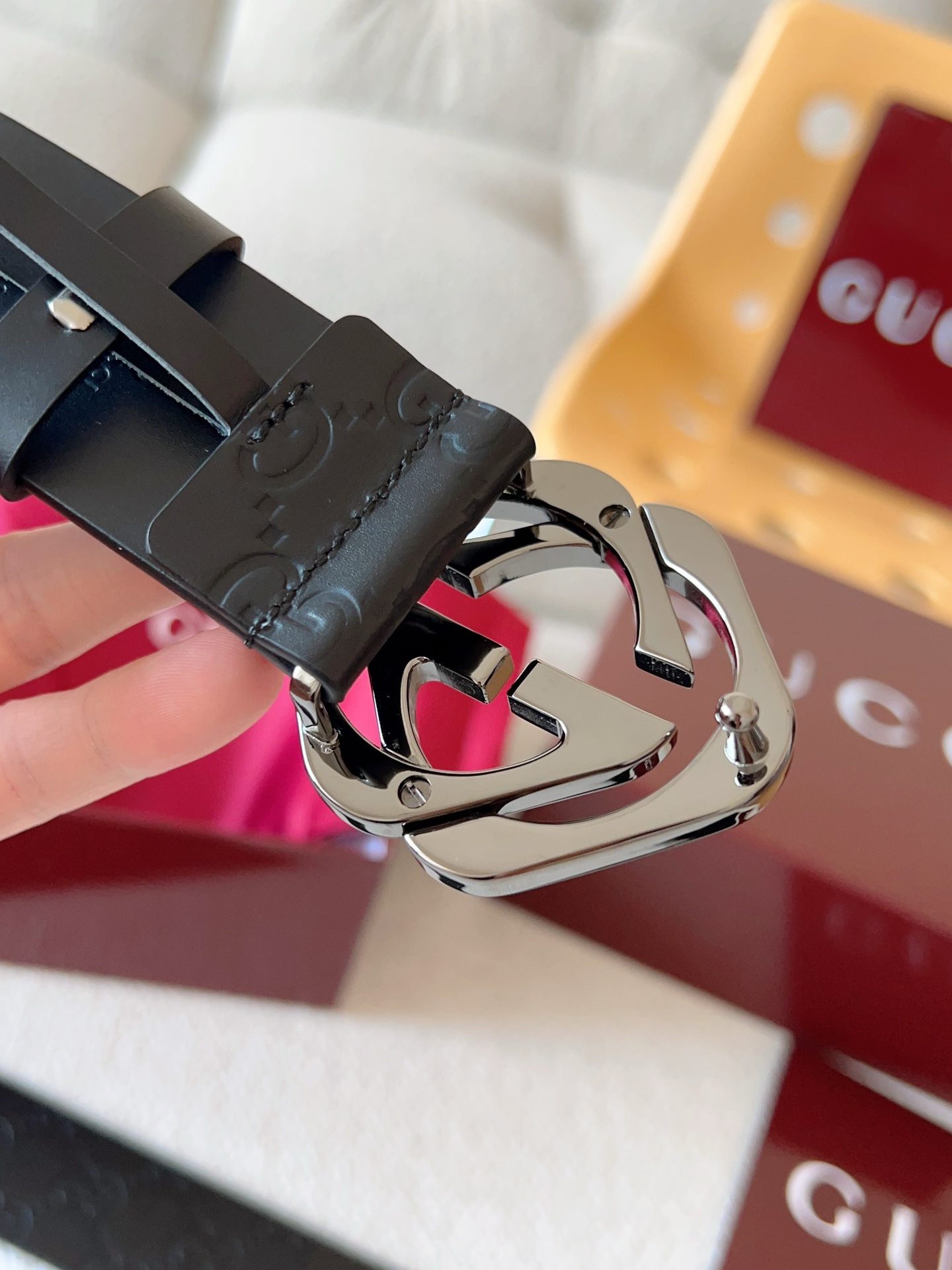  Gucci 休闲时尚腰带，换新演绎双G棱形方扣，采用双面头层牛皮制作，热压印技术的Gucci Sign