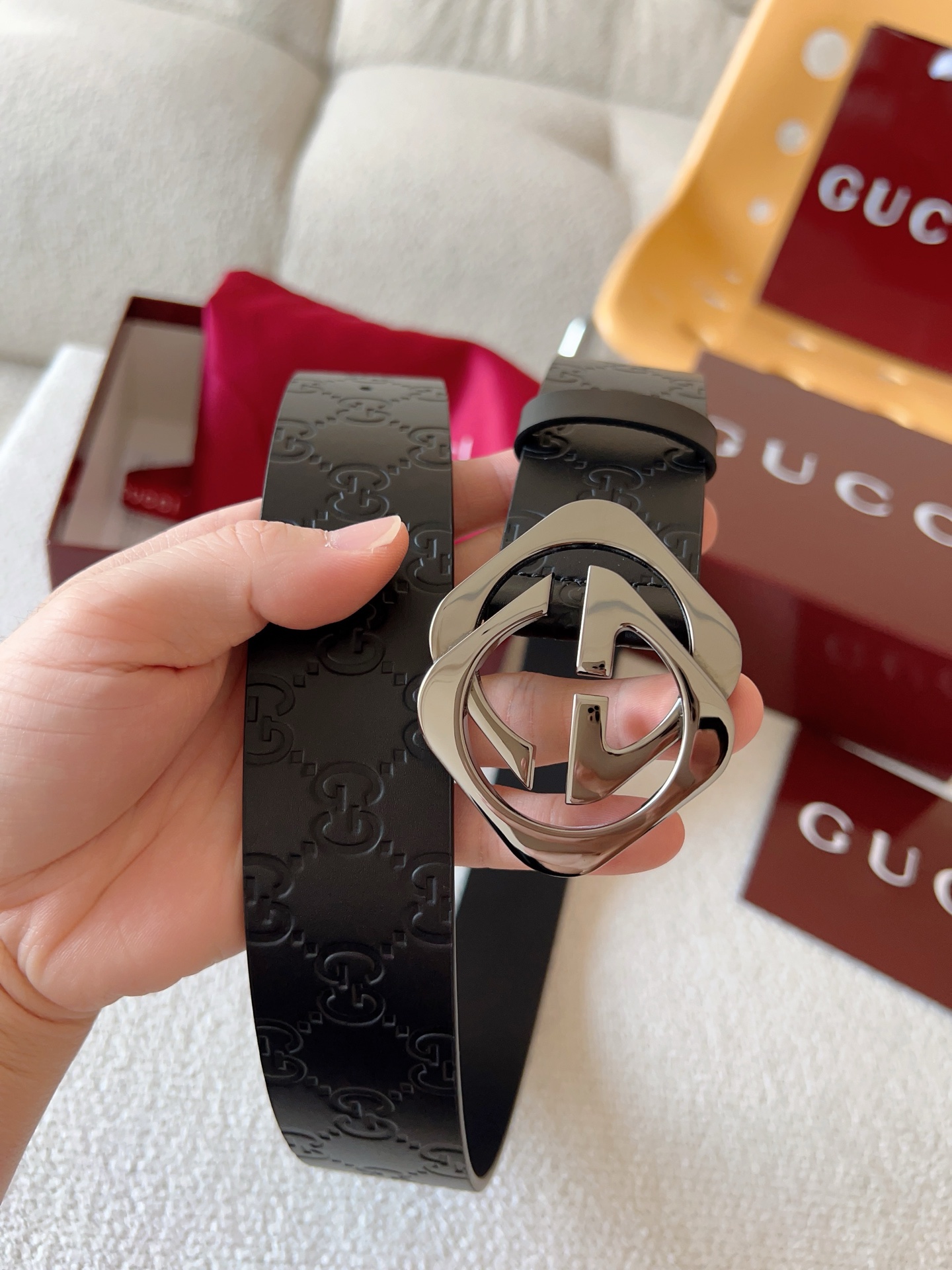  Gucci 休闲时尚腰带，换新演绎双G棱形方扣，采用双面头层牛皮制作，热压印技术的Gucci Sign