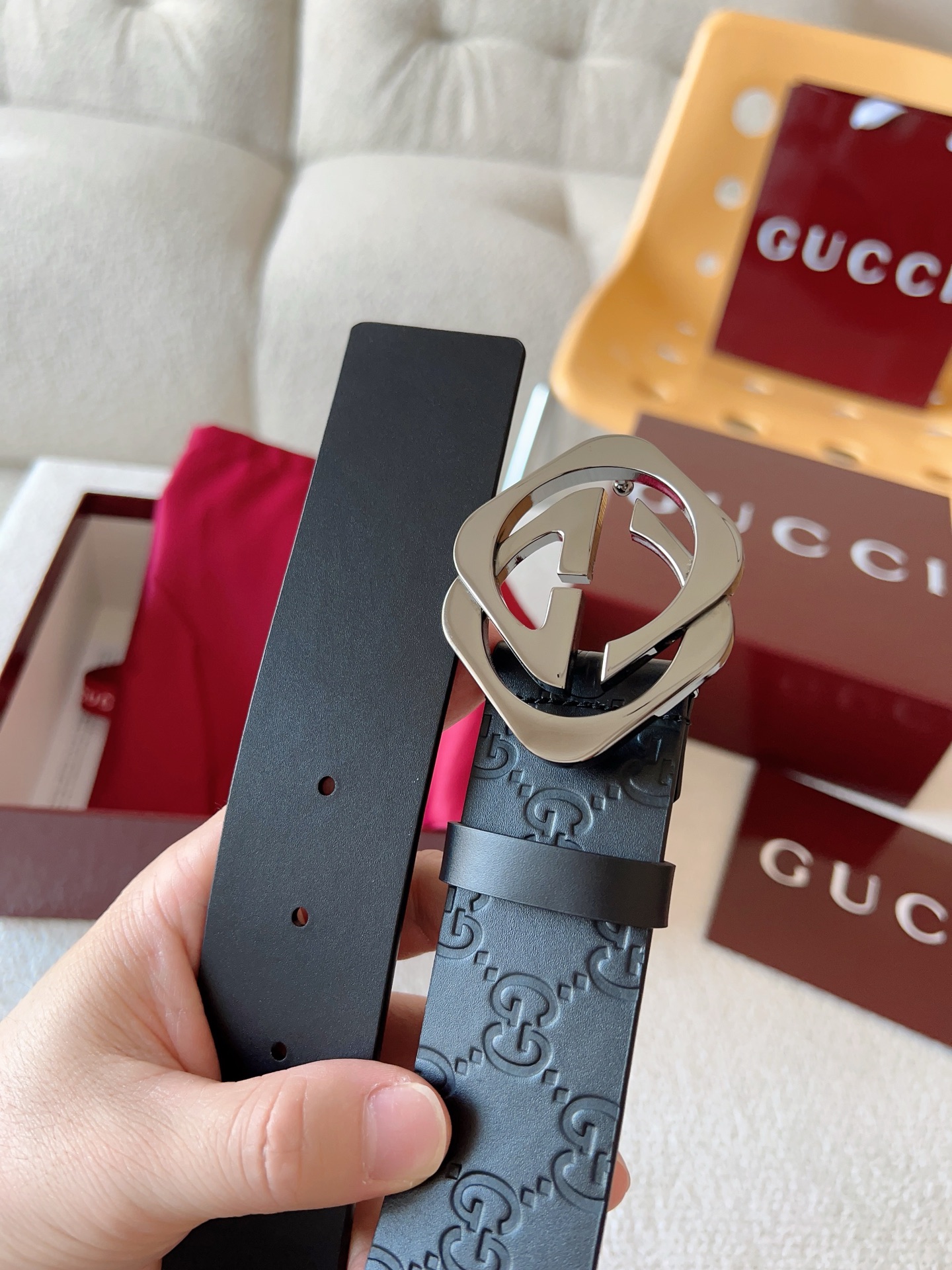  Gucci 休闲时尚腰带，换新演绎双G棱形方扣，采用双面头层牛皮制作，热压印技术的Gucci Sign