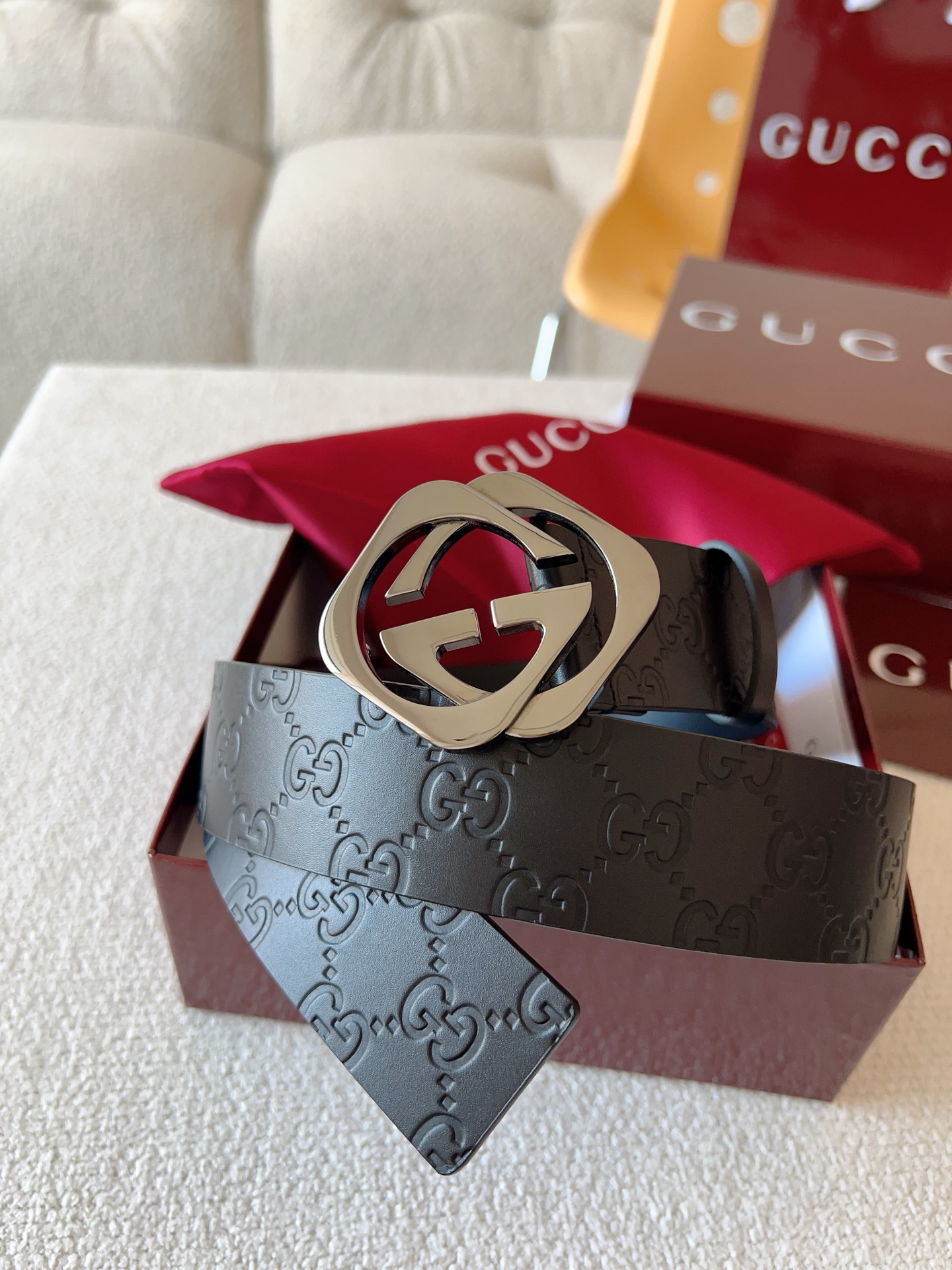  Gucci 休闲时尚腰带，换新演绎双G棱形方扣，采用双面头层牛皮制作，热压印技术的Gucci Sign