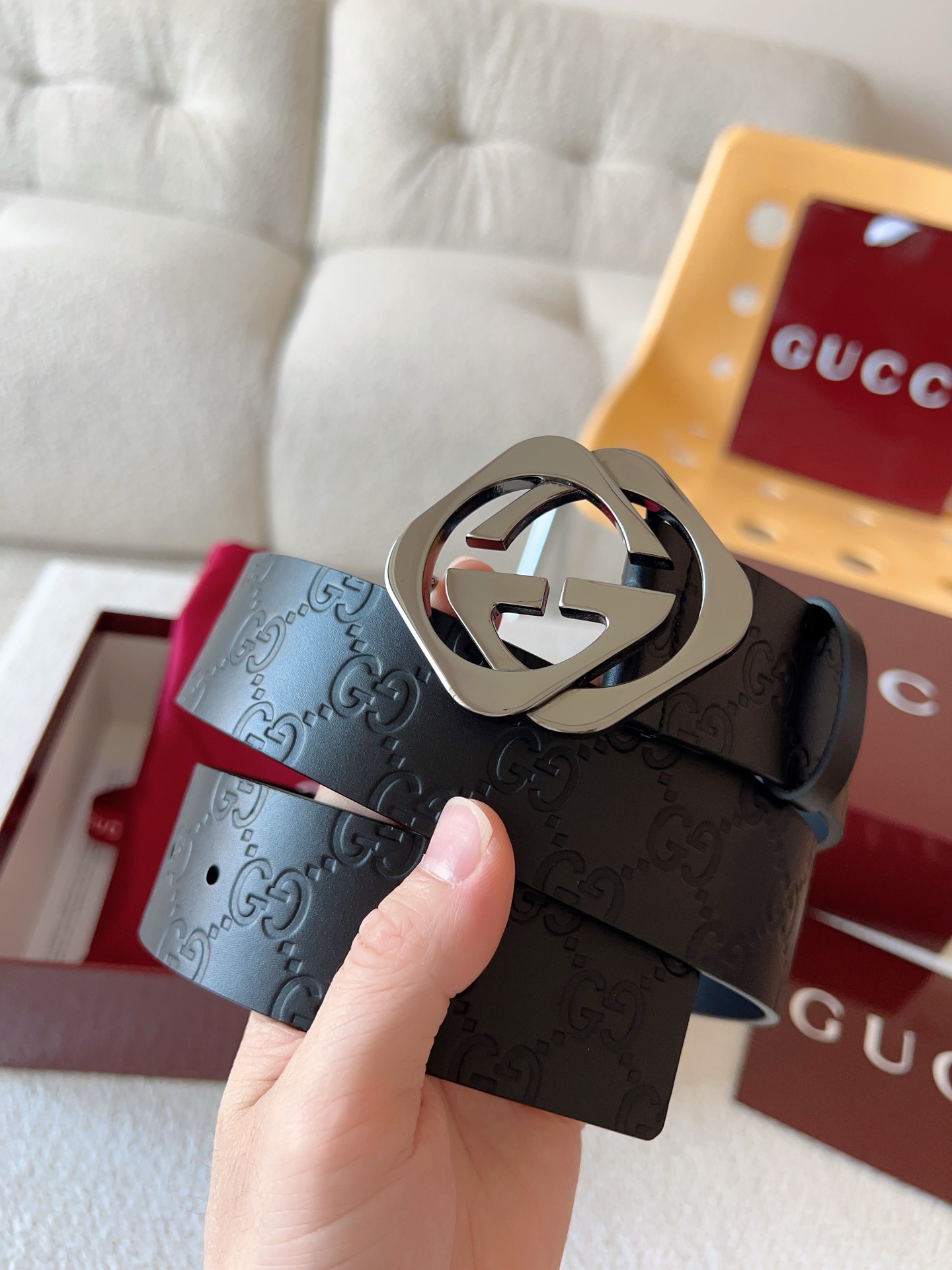  Gucci 休闲时尚腰带，换新演绎双G棱形方扣，采用双面头层牛皮制作，热压印技术的Gucci Sign