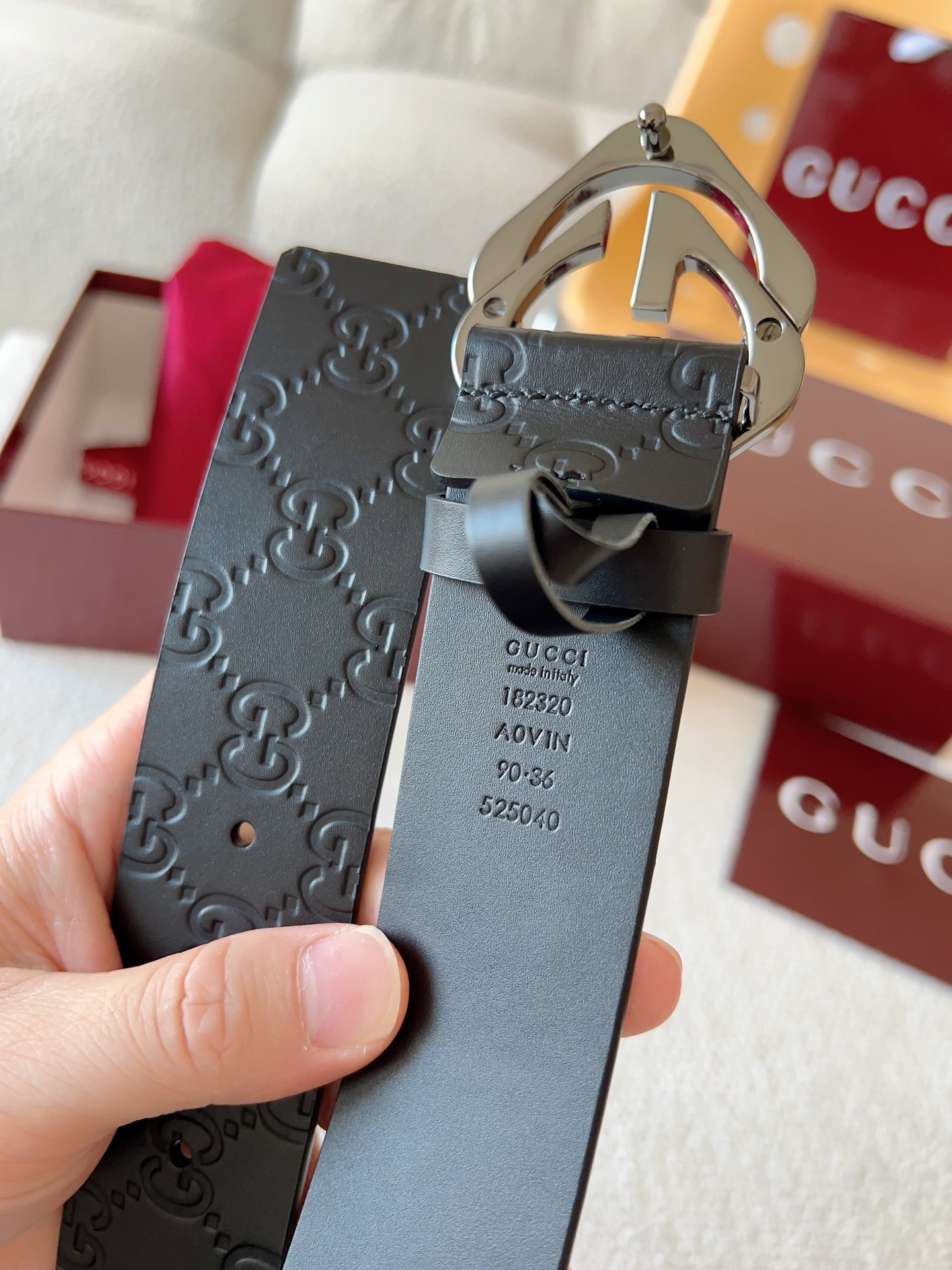  Gucci 休闲时尚腰带，换新演绎双G棱形方扣，采用双面头层牛皮制作，热压印技术的Gucci Sign