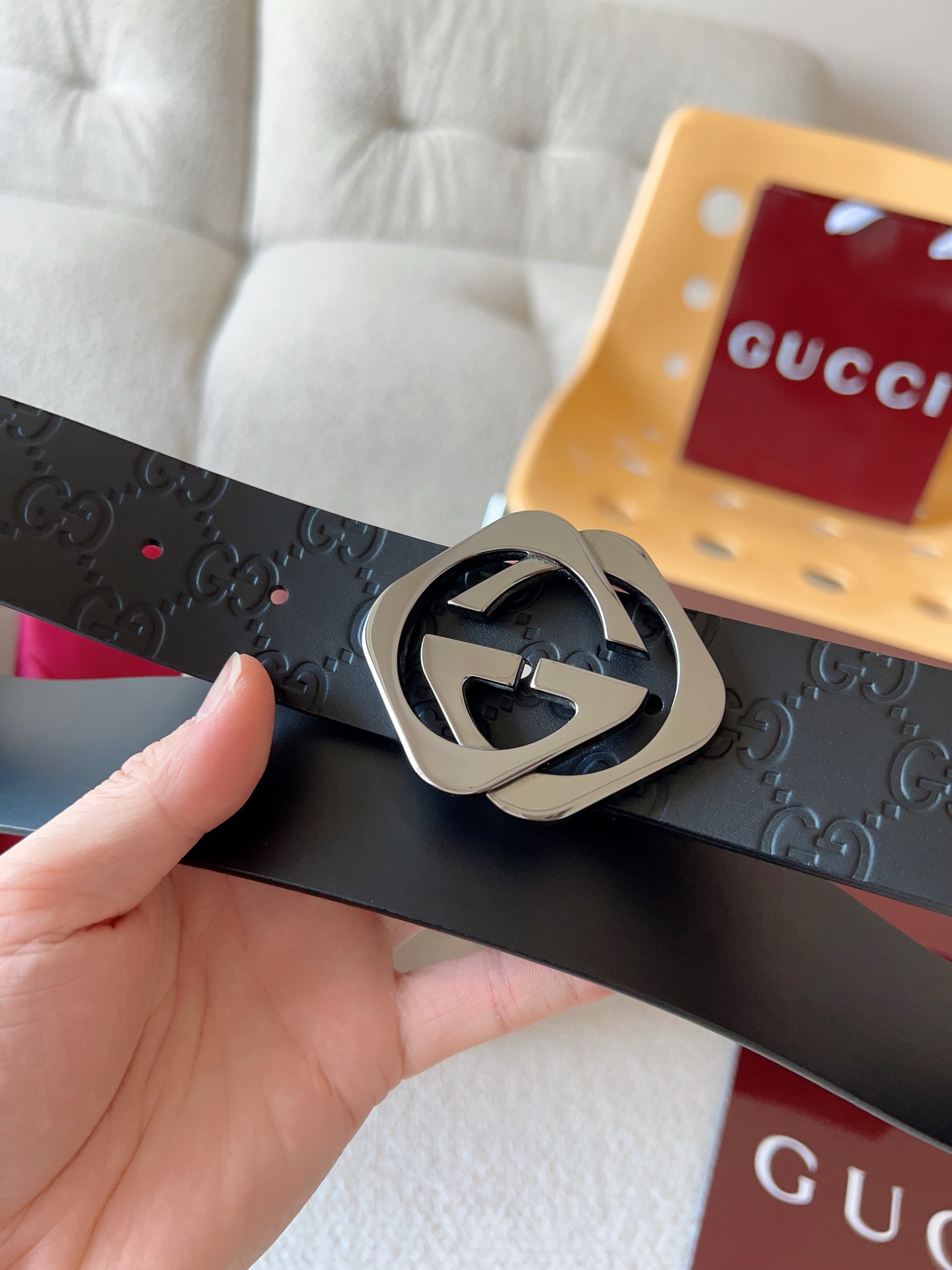  Gucci 休闲时尚腰带，换新演绎双G棱形方扣，采用双面头层牛皮制作，热压印技术的Gucci Sign