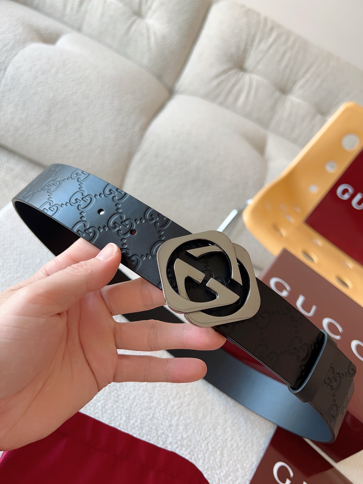  Gucci 休闲时尚腰带，换新演绎双G棱形方扣，采用双面头层牛皮制作，热压印技术的Gucci Sign