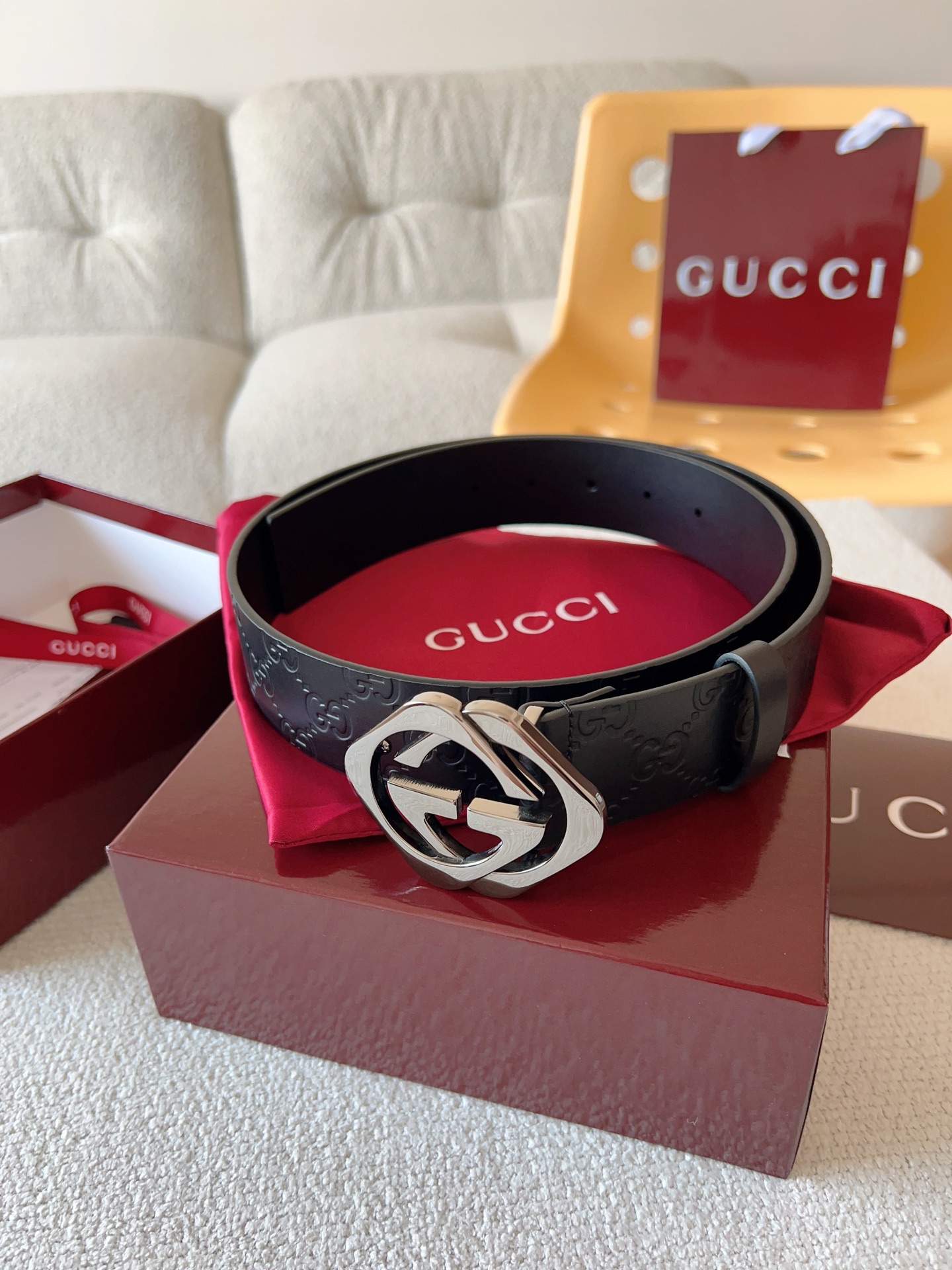  Gucci 休闲时尚腰带，换新演绎双G棱形方扣，采用双面头层牛皮制作，热压印技术的Gucci Sign