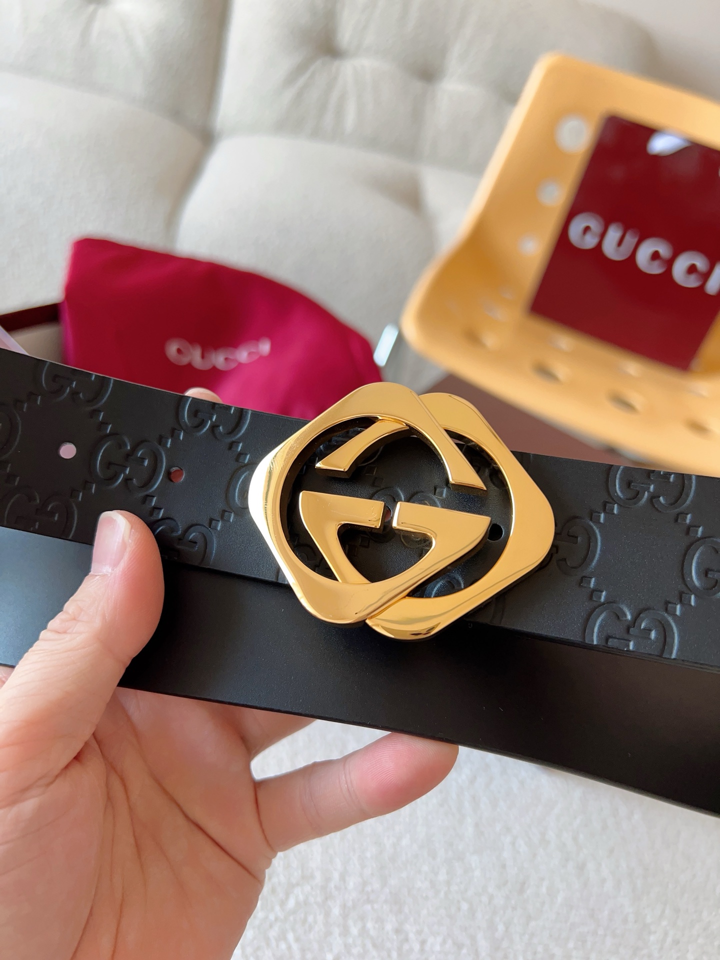  Gucci 休闲时尚腰带，换新演绎双G棱形方扣，采用双面头层牛皮制作，热压印技术的Gucci Sign