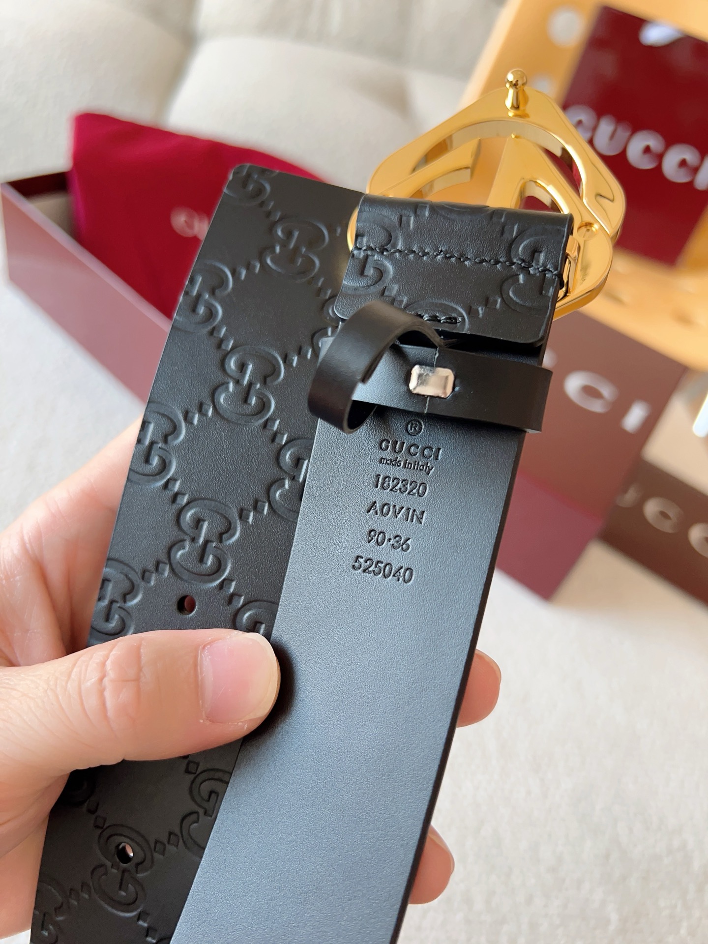  Gucci 休闲时尚腰带，换新演绎双G棱形方扣，采用双面头层牛皮制作，热压印技术的Gucci Sign