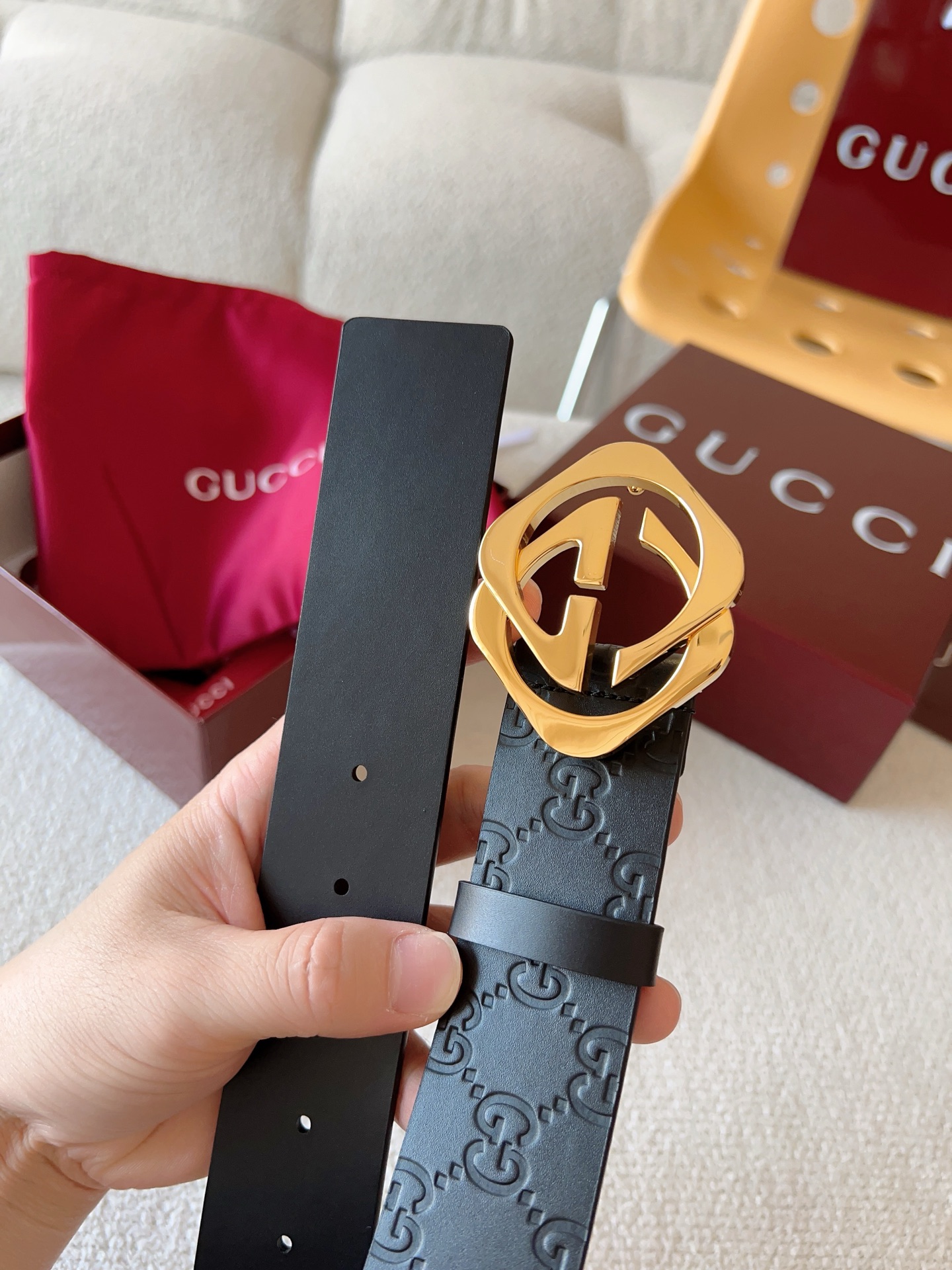  Gucci 休闲时尚腰带，换新演绎双G棱形方扣，采用双面头层牛皮制作，热压印技术的Gucci Sign