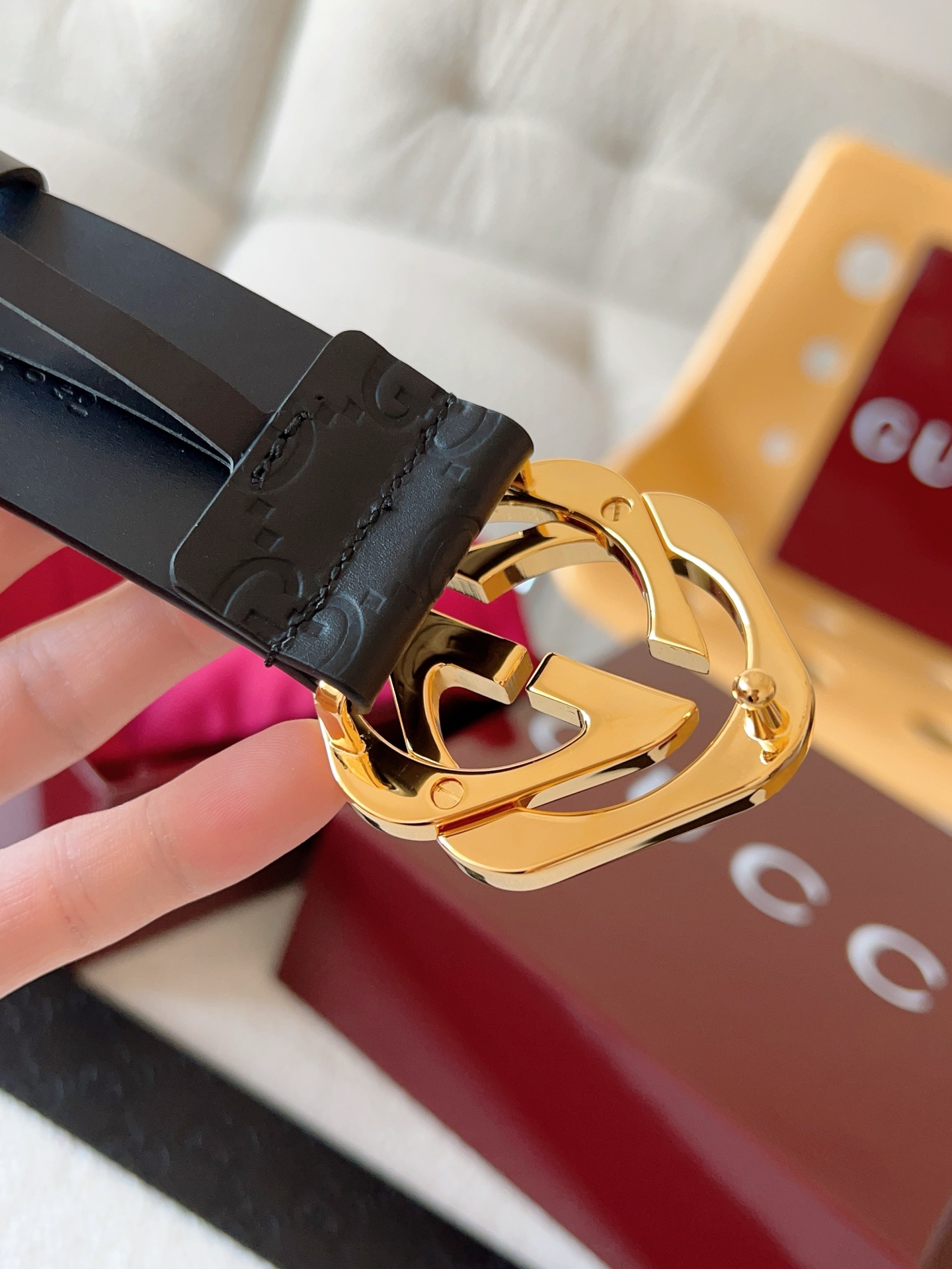  Gucci 休闲时尚腰带，换新演绎双G棱形方扣，采用双面头层牛皮制作，热压印技术的Gucci Sign