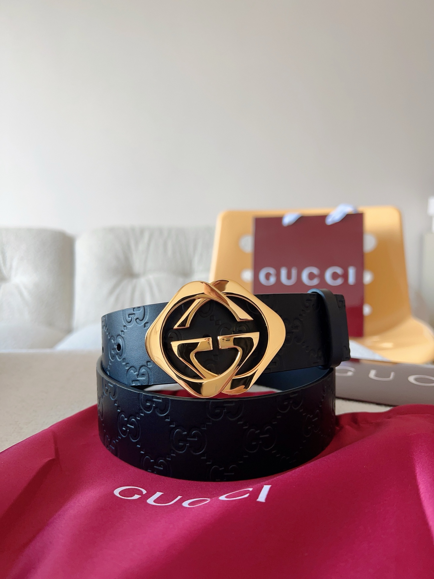  Gucci 休闲时尚腰带，换新演绎双G棱形方扣，采用双面头层牛皮制作，热压印技术的Gucci Sign