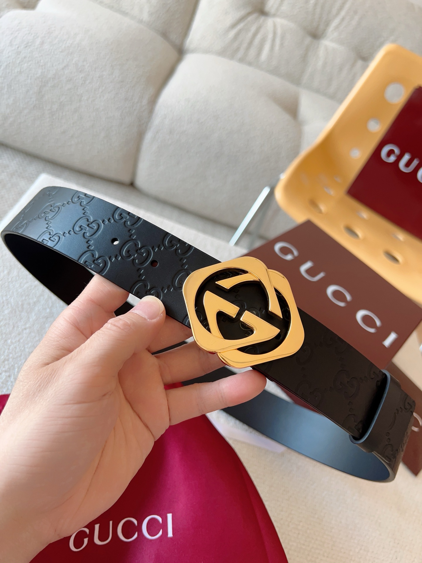  Gucci 休闲时尚腰带，换新演绎双G棱形方扣，采用双面头层牛皮制作，热压印技术的Gucci Sign