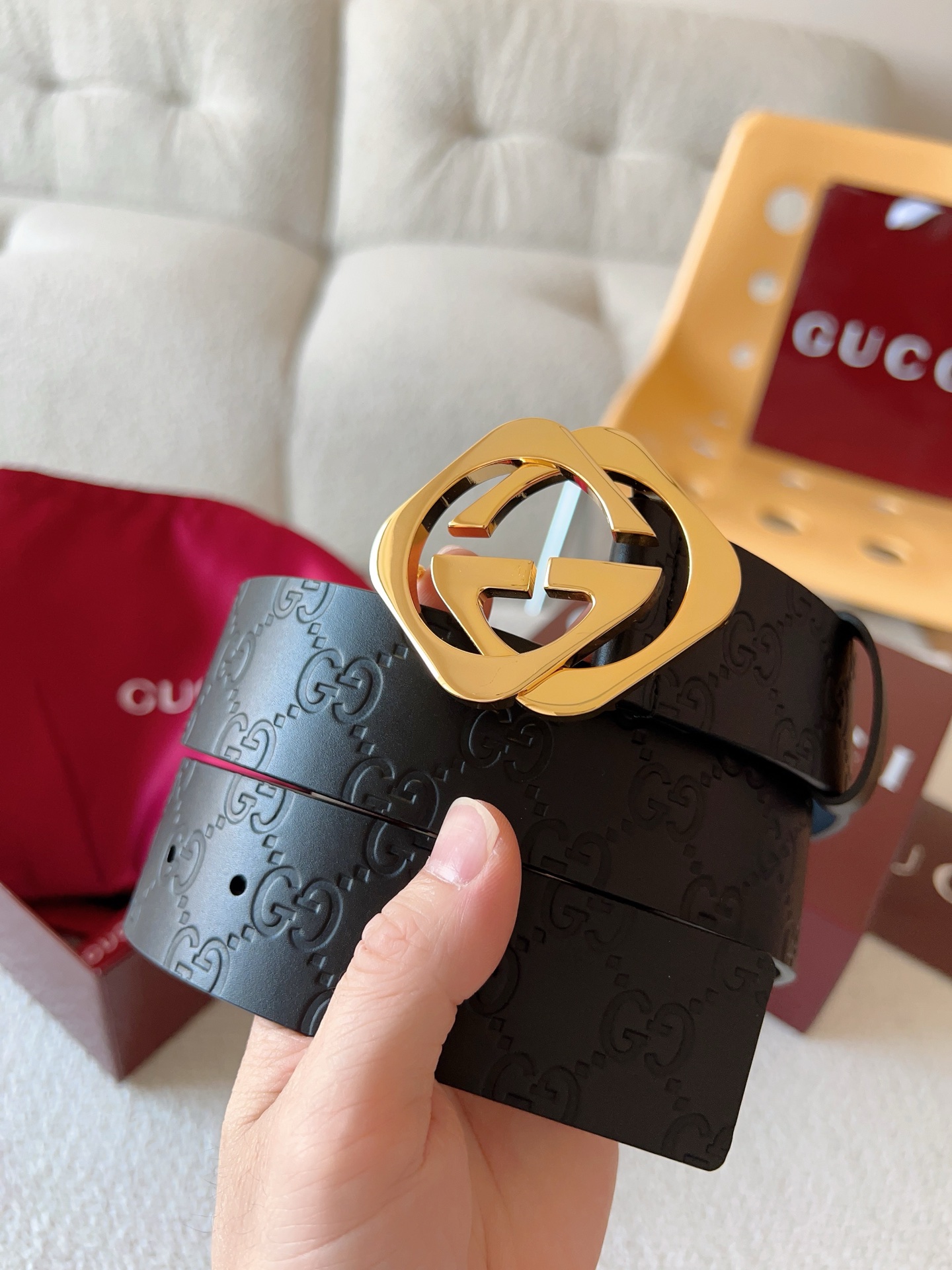  Gucci 休闲时尚腰带，换新演绎双G棱形方扣，采用双面头层牛皮制作，热压印技术的Gucci Sign