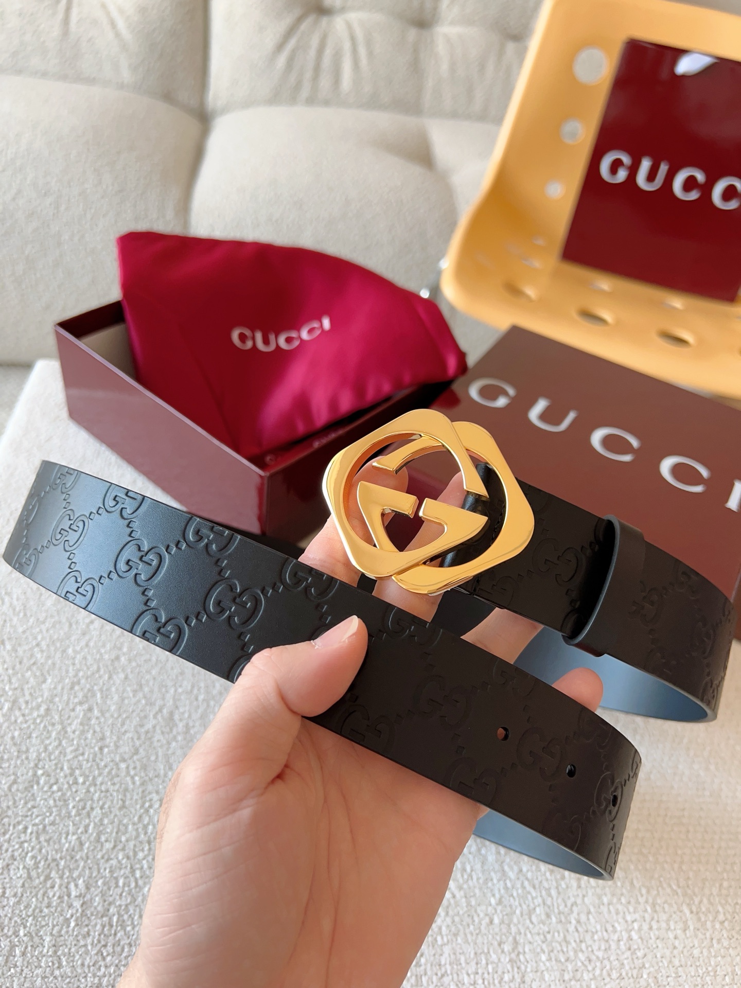  Gucci 休闲时尚腰带，换新演绎双G棱形方扣，采用双面头层牛皮制作，热压印技术的Gucci Sign
