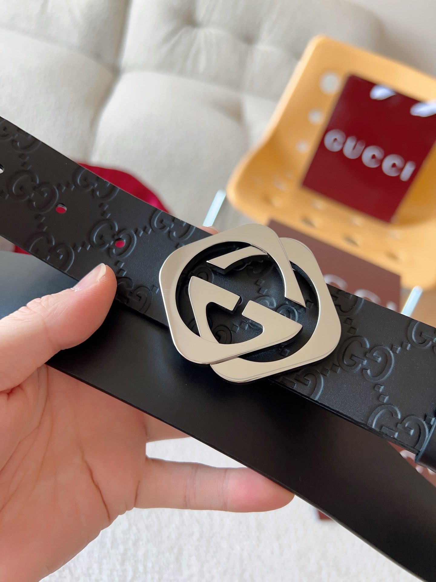  Gucci 休闲时尚腰带，换新演绎双G棱形方扣，采用双面头层牛皮制作，热压印技术的Gucci Sign