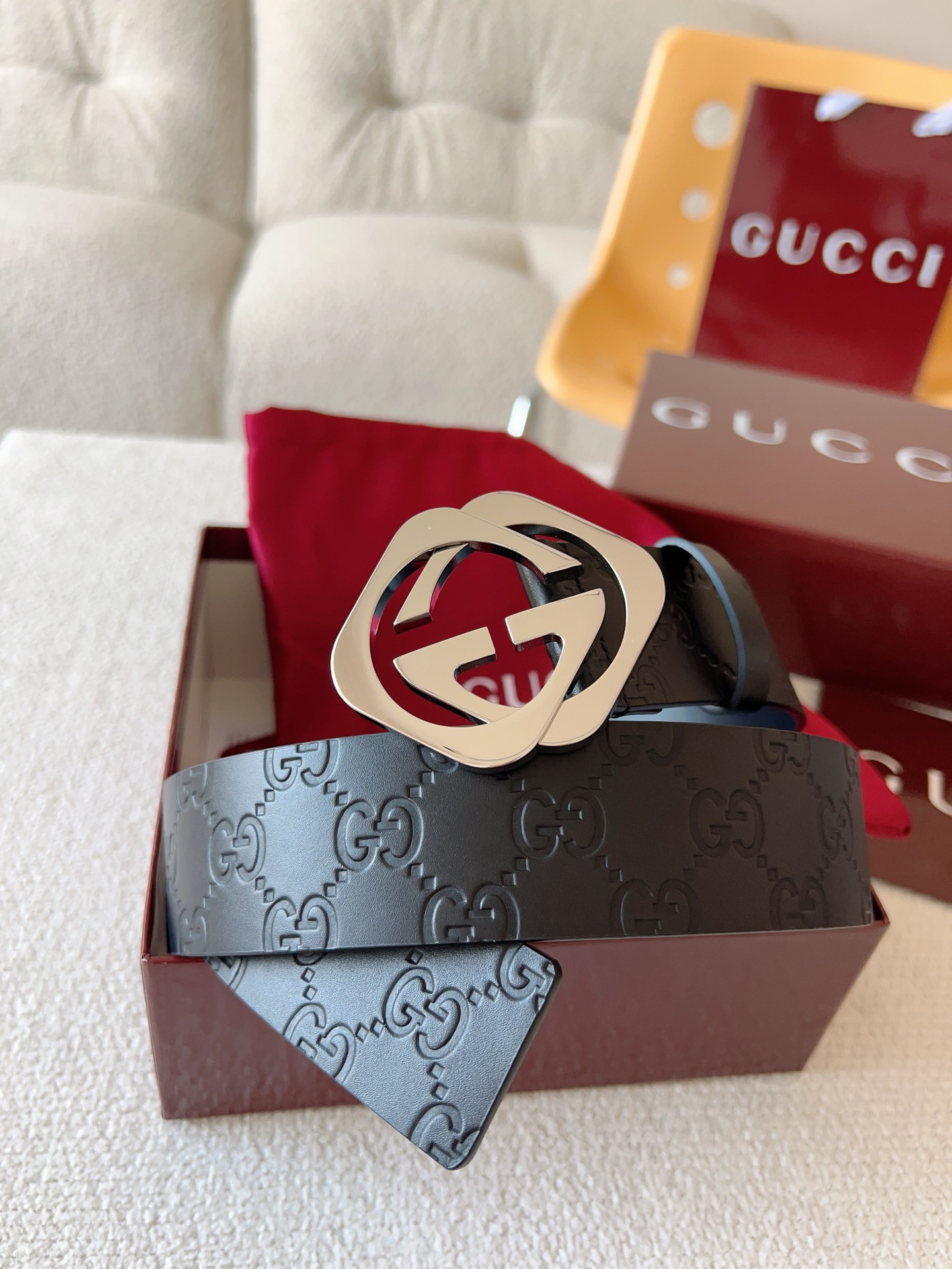  Gucci 休闲时尚腰带，换新演绎双G棱形方扣，采用双面头层牛皮制作，热压印技术的Gucci Sign