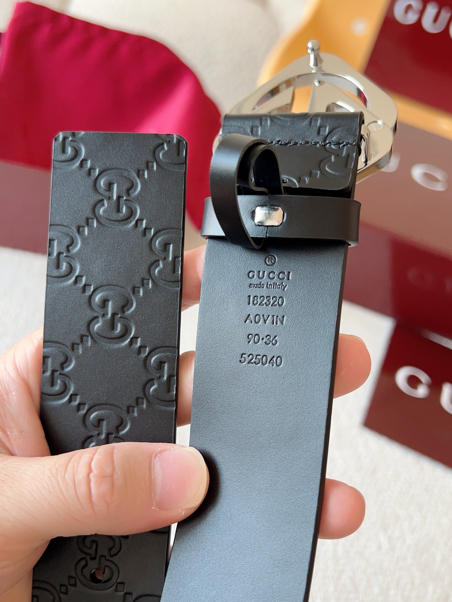  Gucci 休闲时尚腰带，换新演绎双G棱形方扣，采用双面头层牛皮制作，热压印技术的Gucci Sign