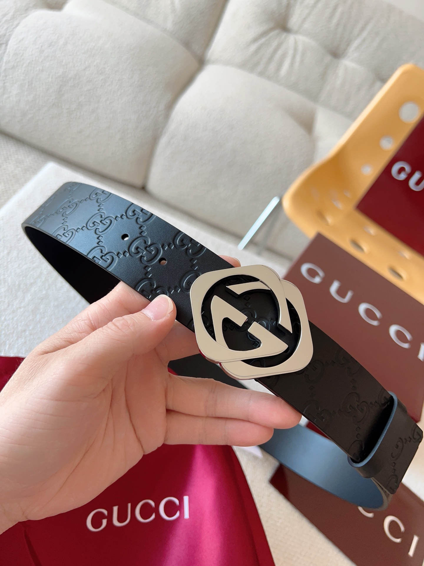  Gucci 休闲时尚腰带，换新演绎双G棱形方扣，采用双面头层牛皮制作，热压印技术的Gucci Sign