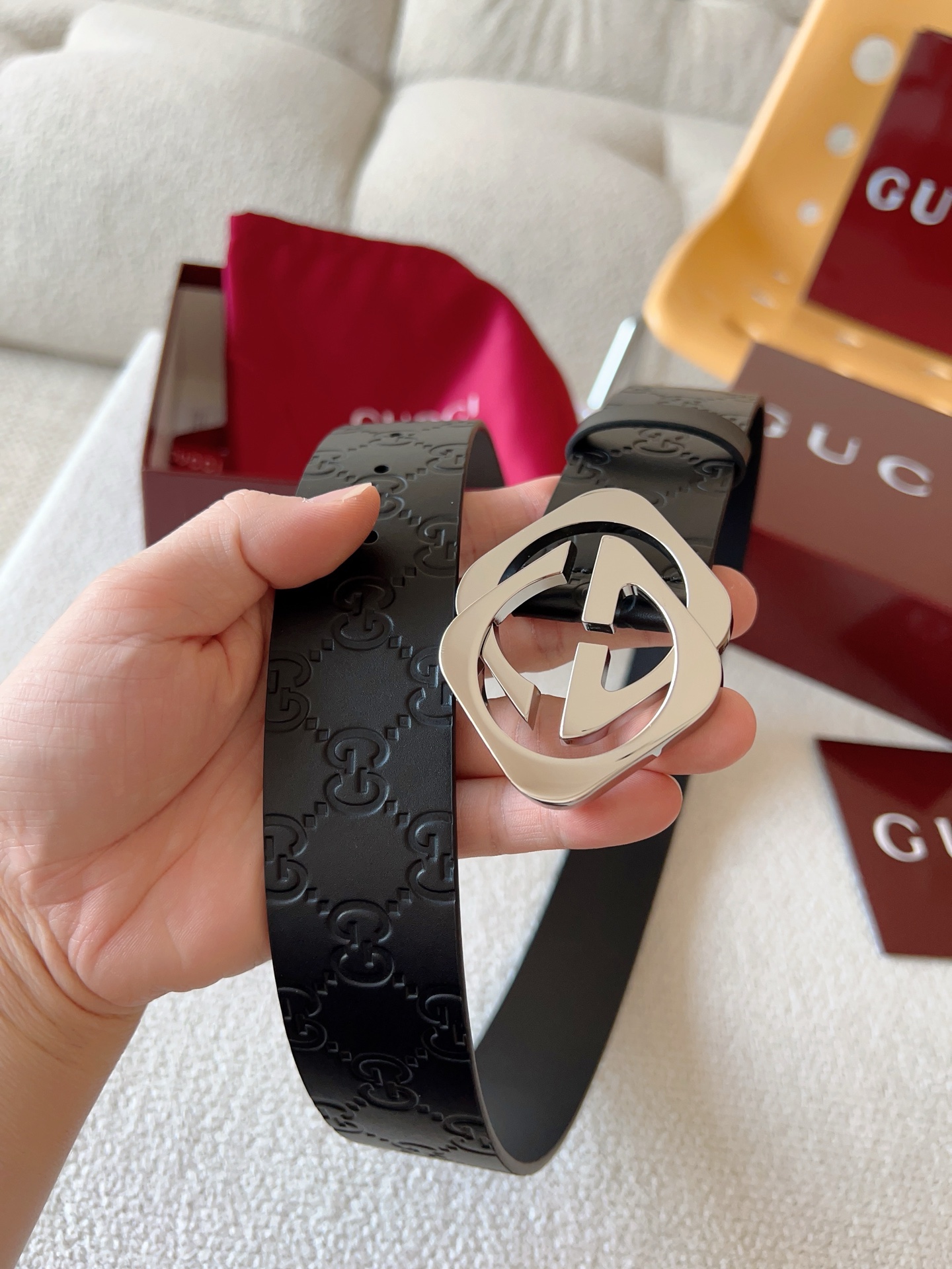  Gucci 休闲时尚腰带，换新演绎双G棱形方扣，采用双面头层牛皮制作，热压印技术的Gucci Sign
