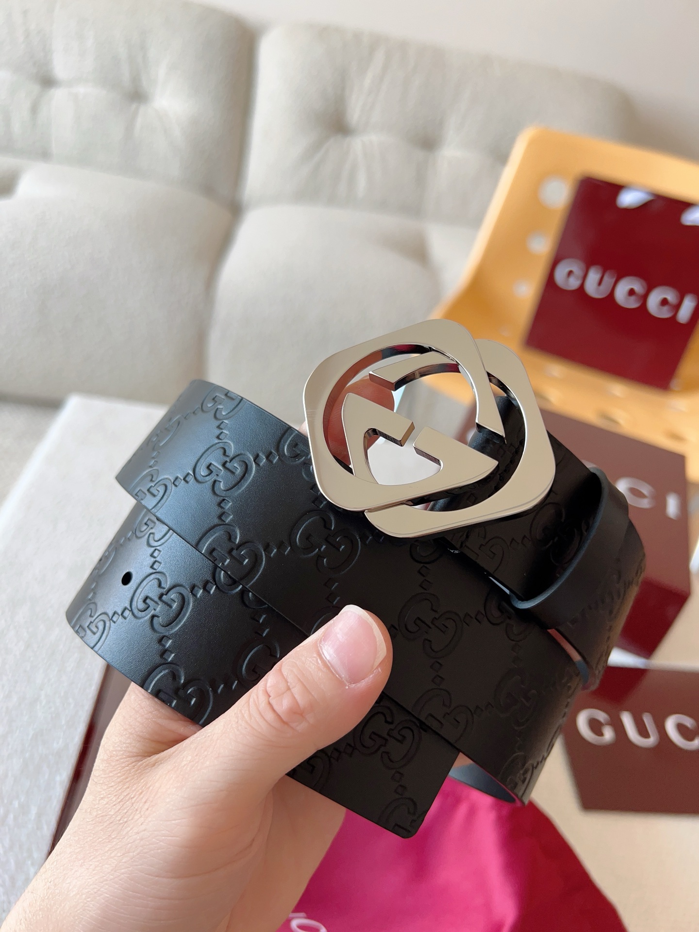  Gucci 休闲时尚腰带，换新演绎双G棱形方扣，采用双面头层牛皮制作，热压印技术的Gucci Sign