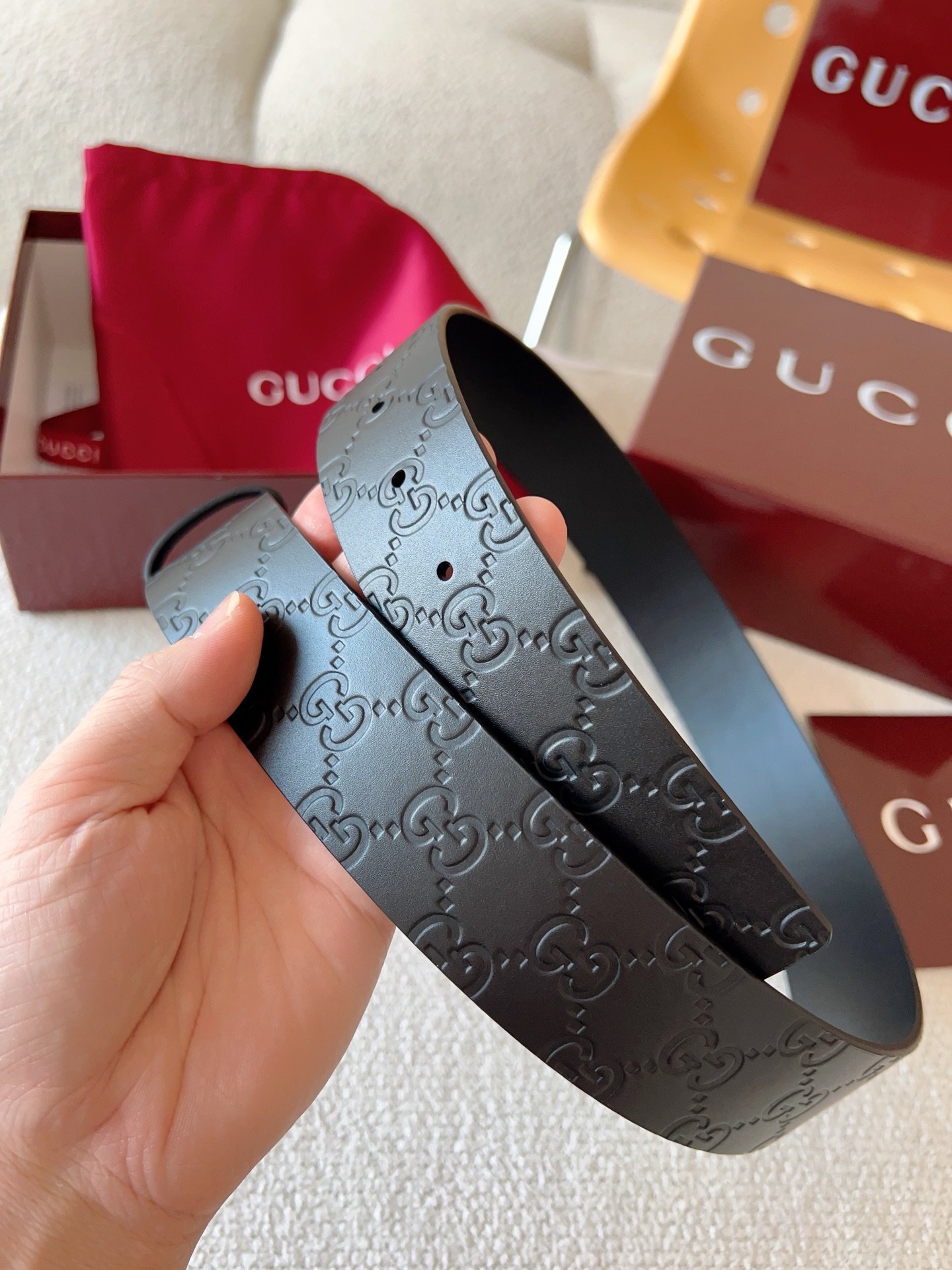  Gucci 休闲时尚腰带，换新演绎双G棱形方扣，采用双面头层牛皮制作，热压印技术的Gucci Sign